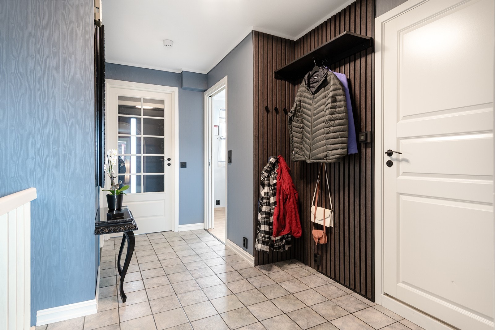 Stor gang med adkomst til kjøkken, soverom, vaskerom og stue. Gangen er nymalt. Galleribilde