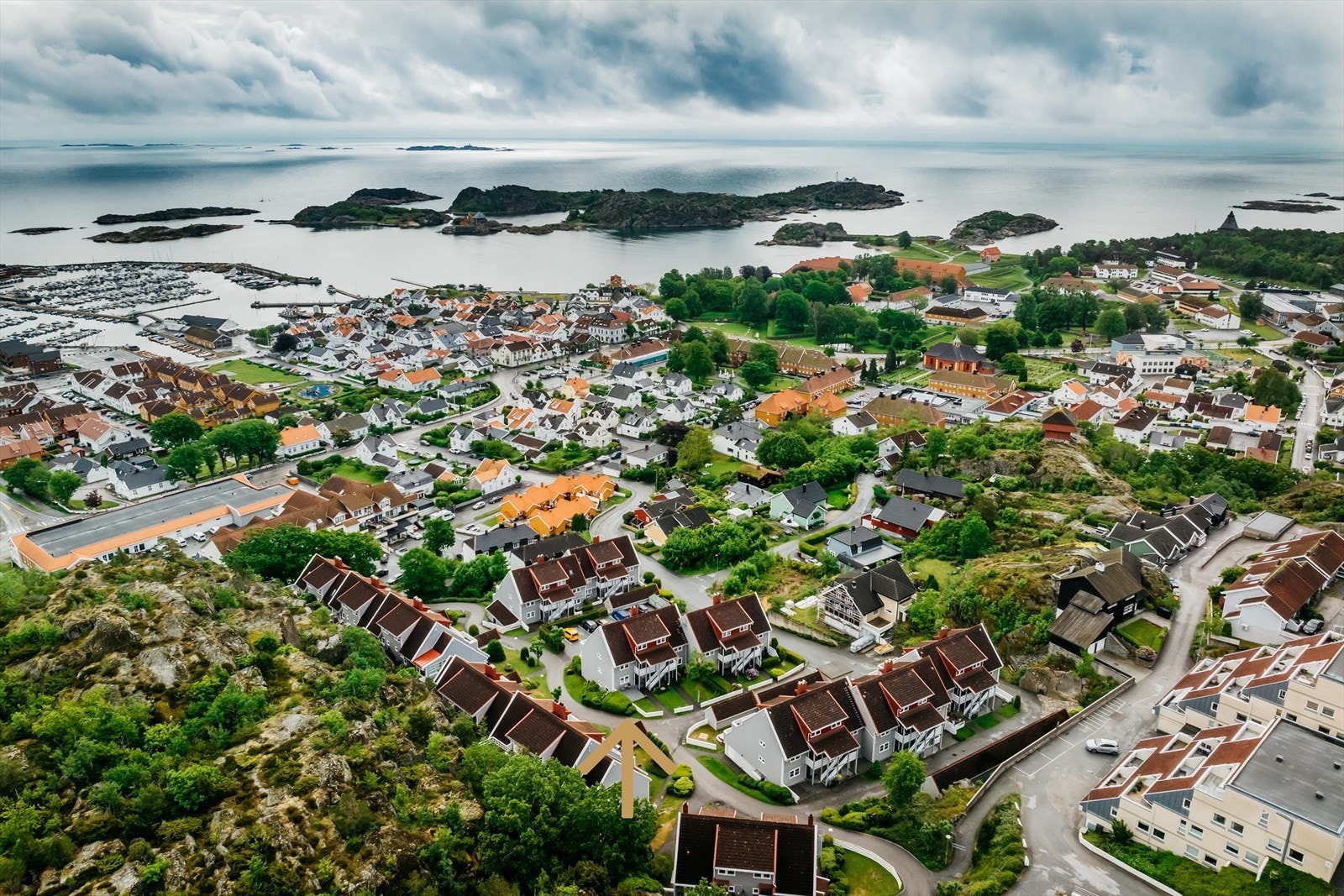 Fra boligen så er det et steinkast ned til Stavern sentrum med alle fasiliteter. Galleribilde
