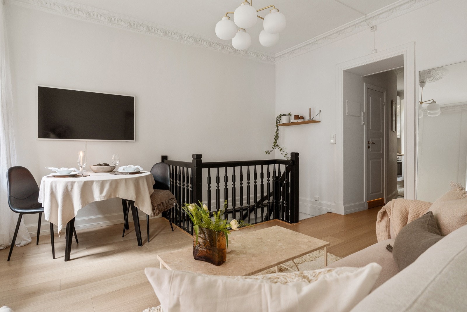 Innvendig strekker boligen seg over to plan, som gir en "town house" følelse midt i byen. Galleribilde