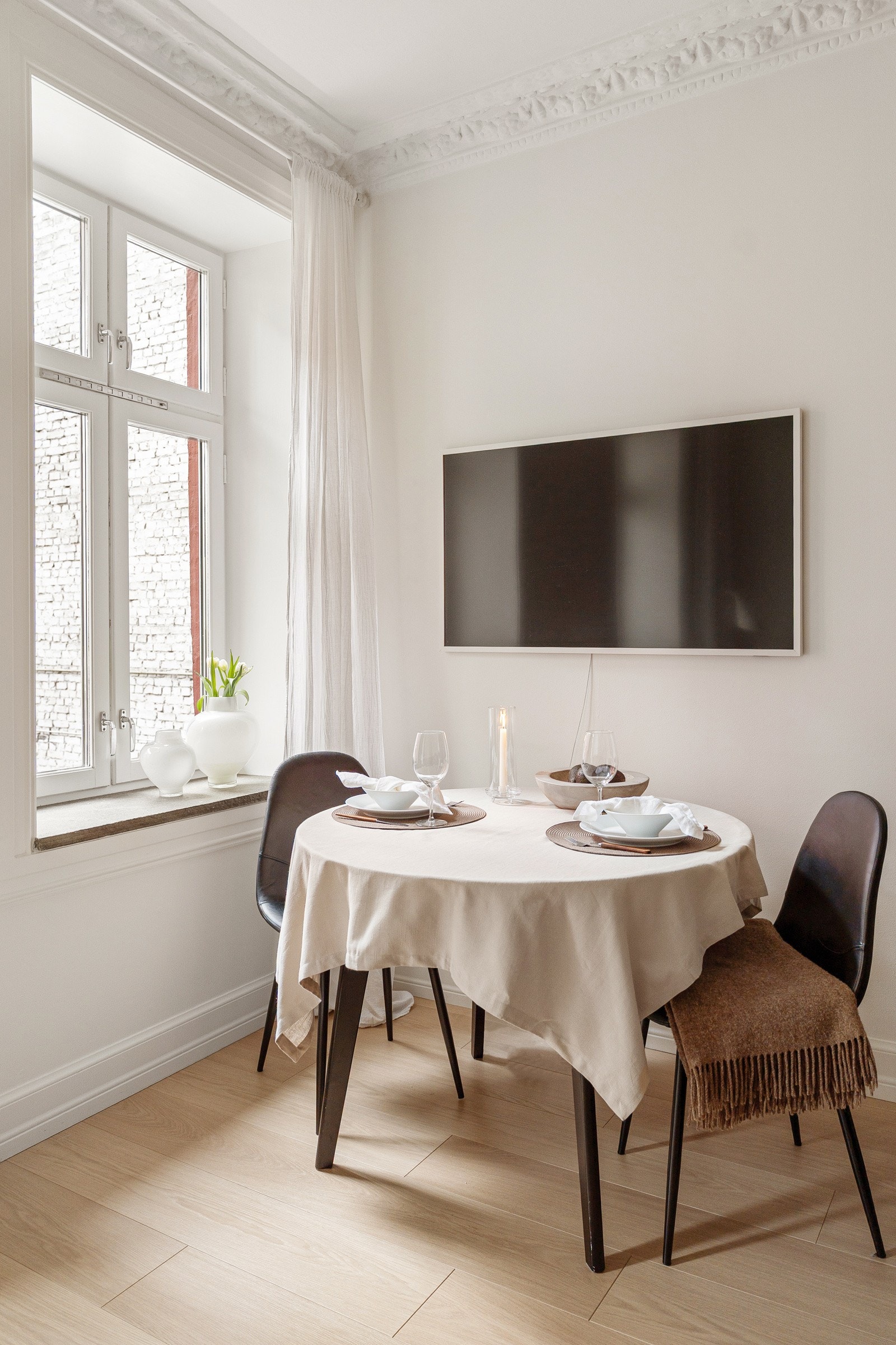 Det er god plass til romslig spisegruppe i stue. Galleribilde