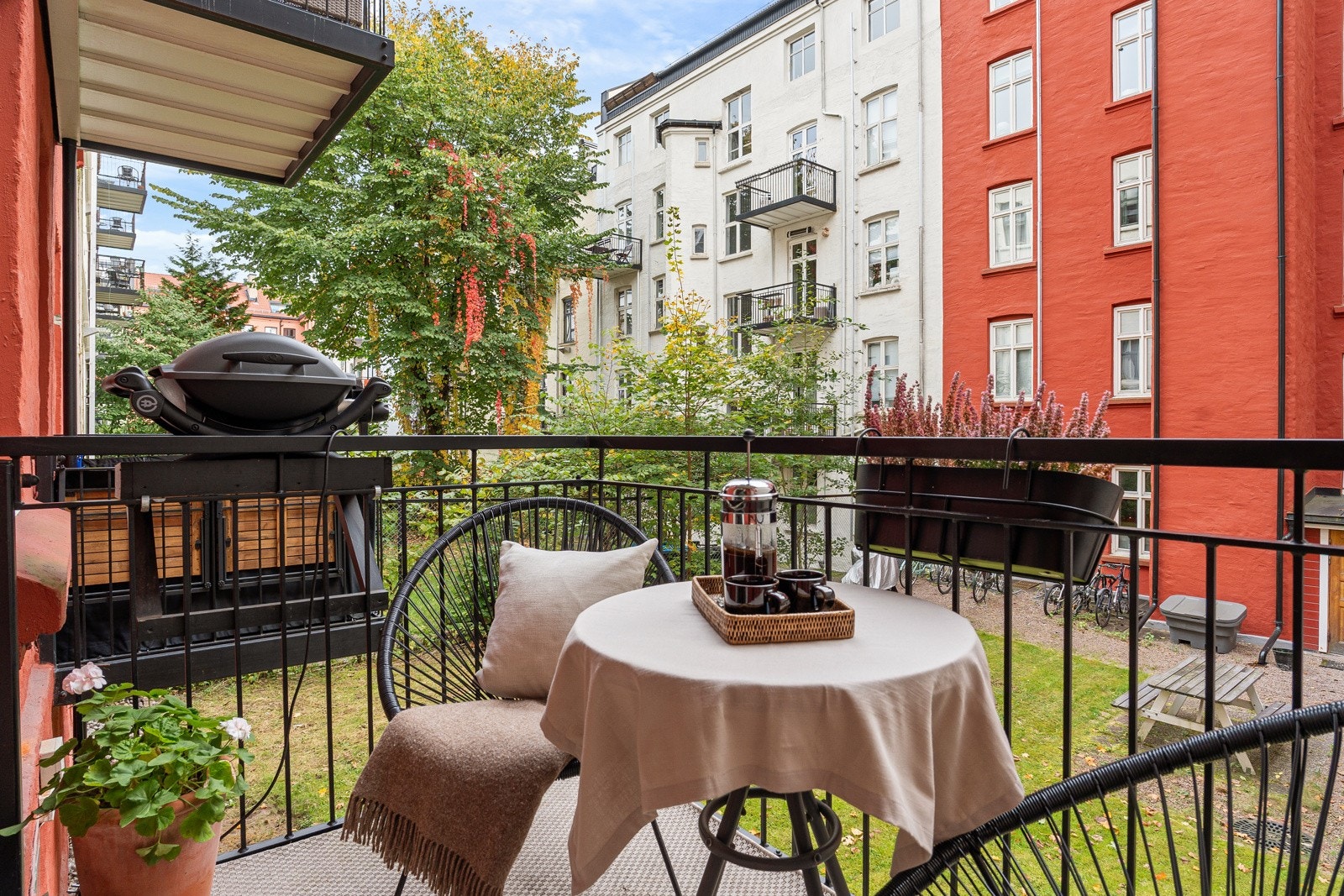 Leiligheten ligger i indre gårdsrom, med balkong som vender mot hyggelig hage. Galleribilde