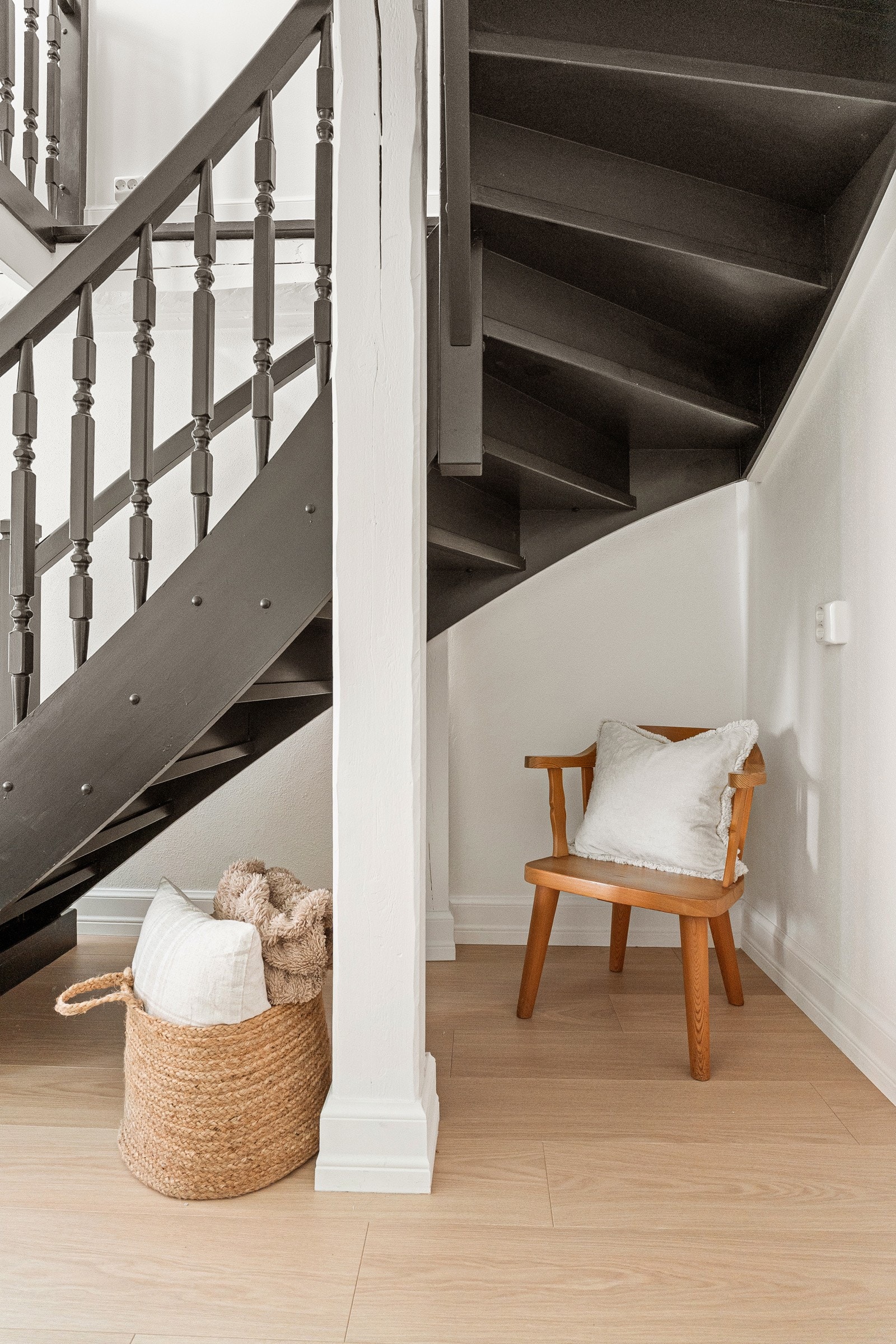 Det er mulig å lage plassbygget oppbevaring under trappa. Galleribilde