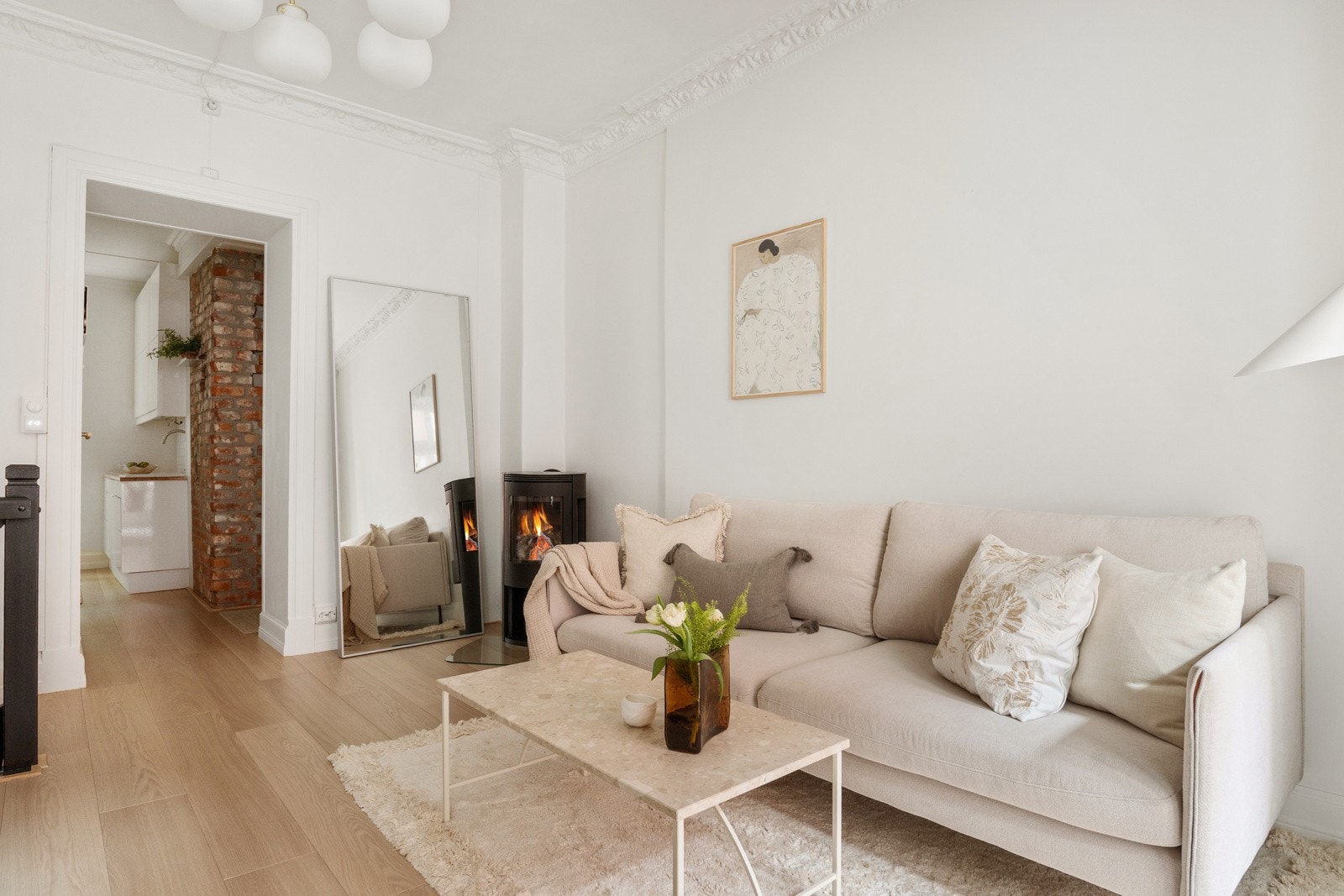 Svært lys og luftig stue med gode møbleringsmuligheter. Galleribilde