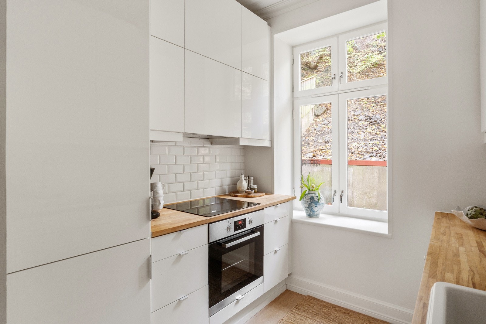 Kjøkkenet byr på glatte, høyglans fronter og benkeplate i heltre. Galleribilde