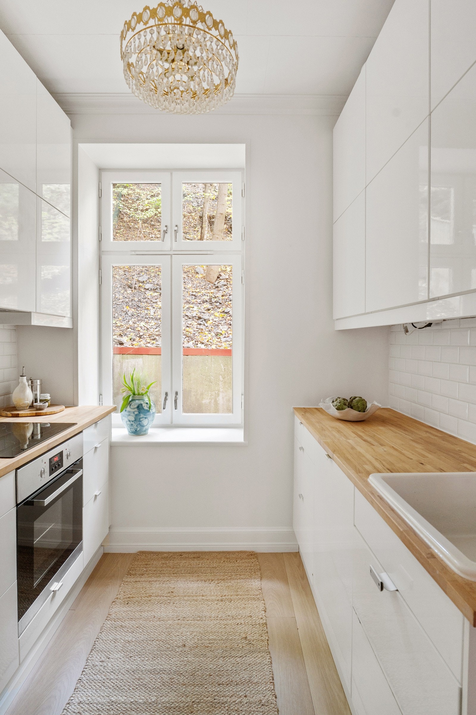 Moderne kjøkken med tidløse fargevalg og god skap- og benkplass. Galleribilde