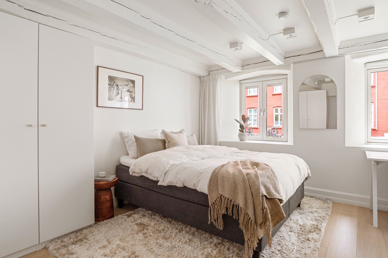 Soverommet er av generøs størrelse, med god plass til dobbeltseng og nattbord på hver side. Galleribilde