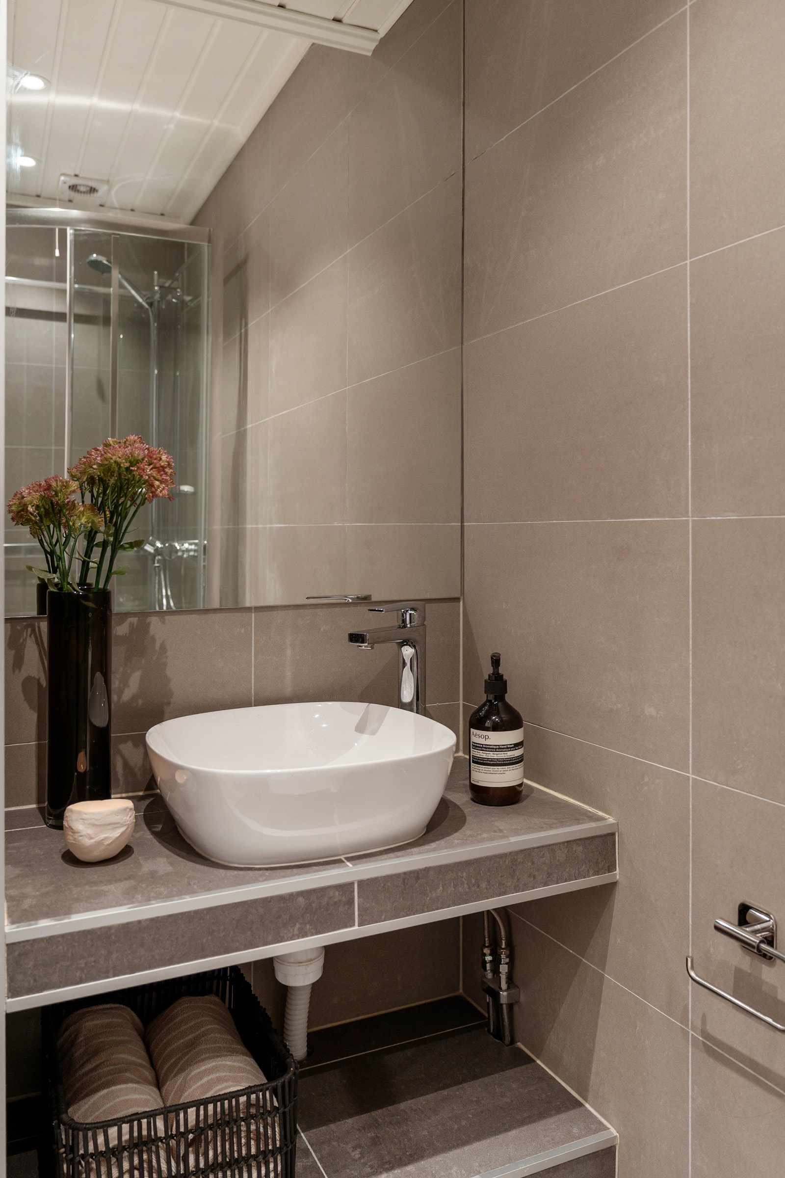 I overetasjen er leilighetens andre bad med servantbolle, speil, toalett og dusjkabinett. Galleribilde