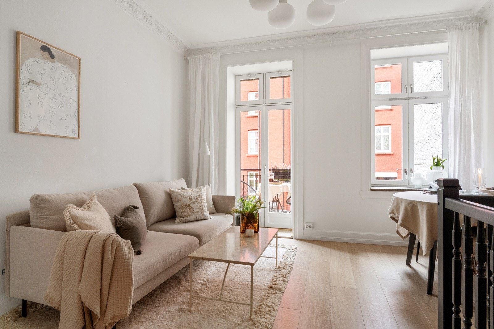 Store vindusflater sammen med god takhøyde på 2,83 meter som gir en fantastisk romfølelse. Galleribilde