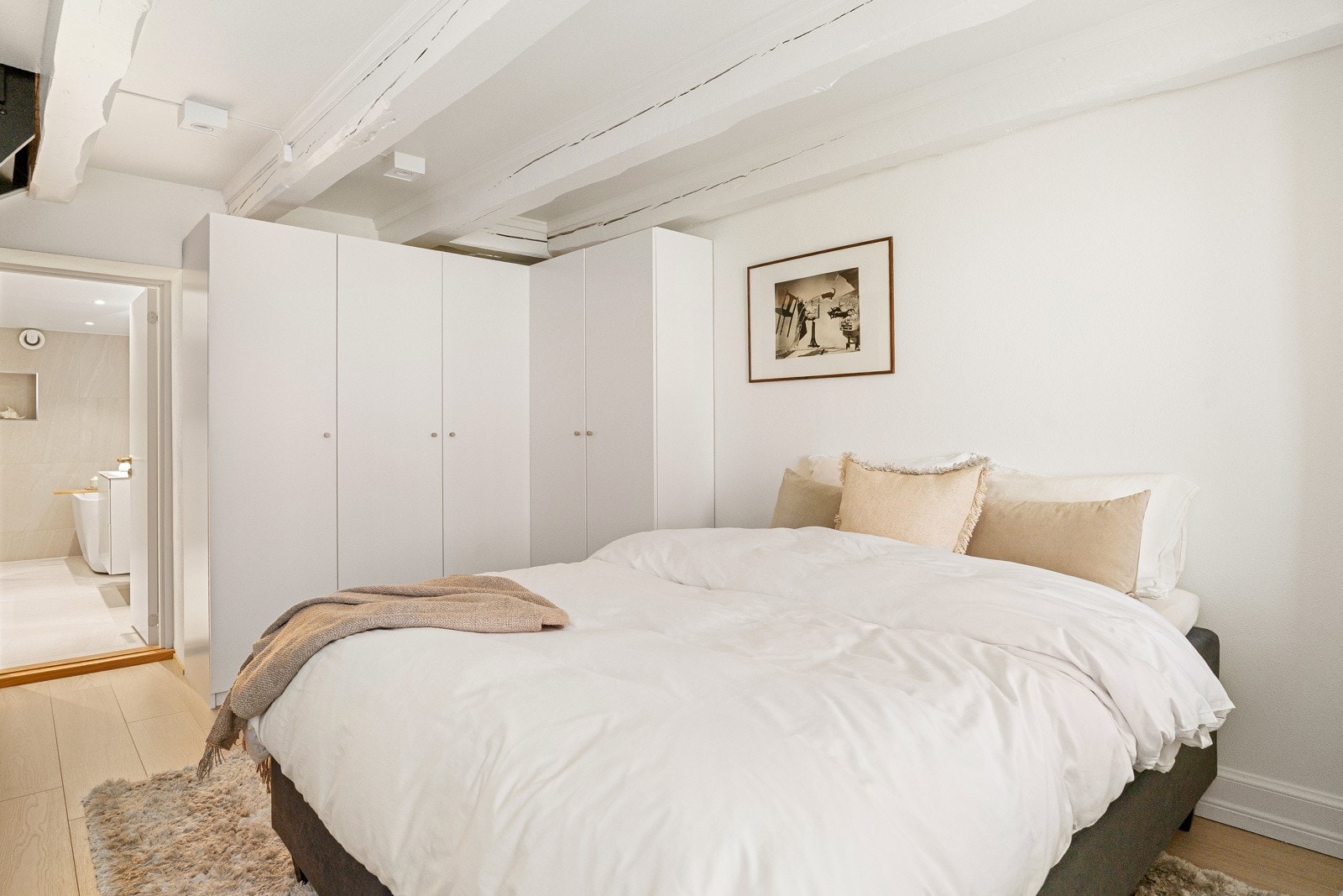 Det er gode oppbevaringsmuligheter og adkomst til et stort bad. Galleribilde