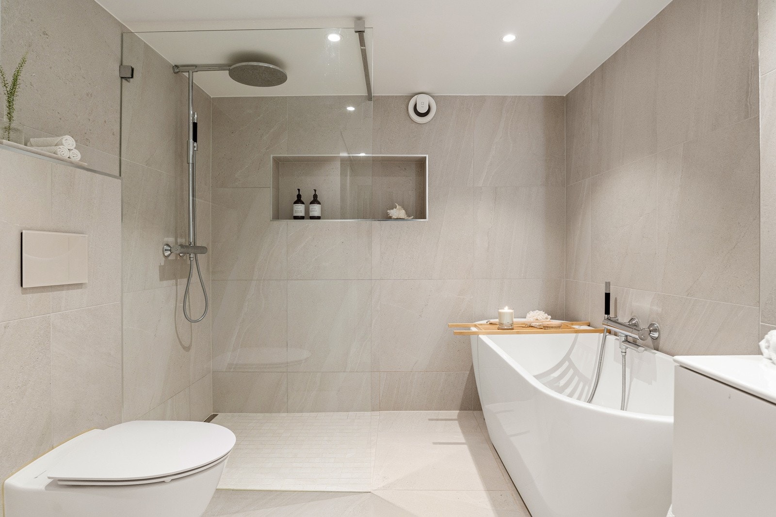 Stort og eksklusivt bad fra 2023 med gulvvarme og gjennomførte detaljer. Galleribilde