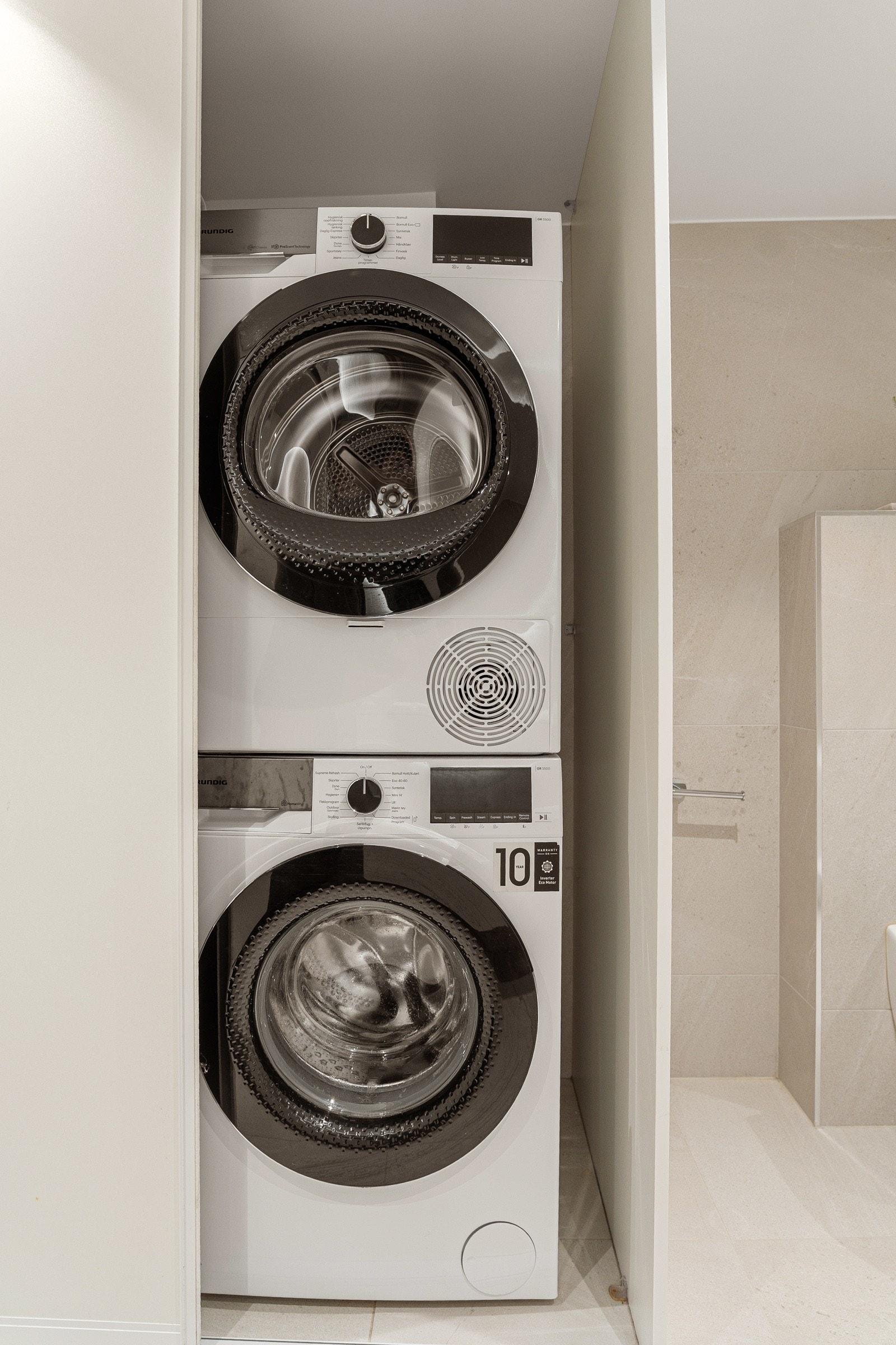 Opplegg for vaskemaskin og tørketrommel. Galleribilde