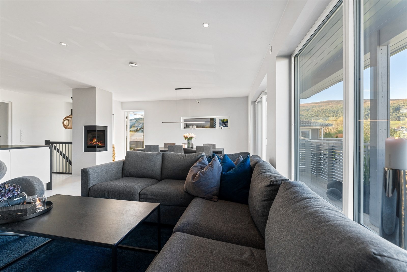 Del av stue mot spisestue. Vedovn sentralt plassert Galleribilde