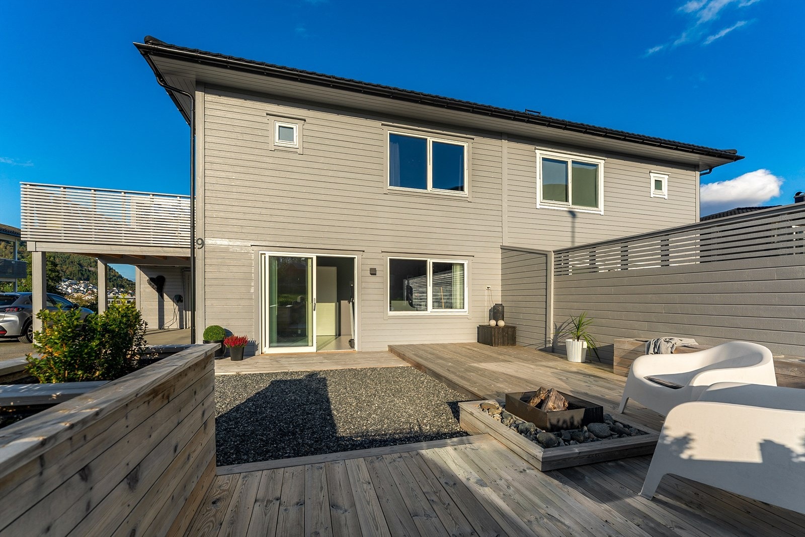 Stor og skjerma terrasse med ettermiddags- og kveldssol Galleribilde