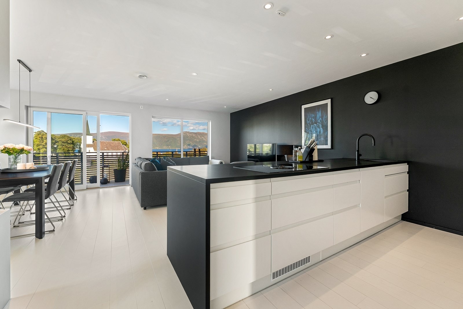 Stor øy med skuffer, vask og koketopp Galleribilde