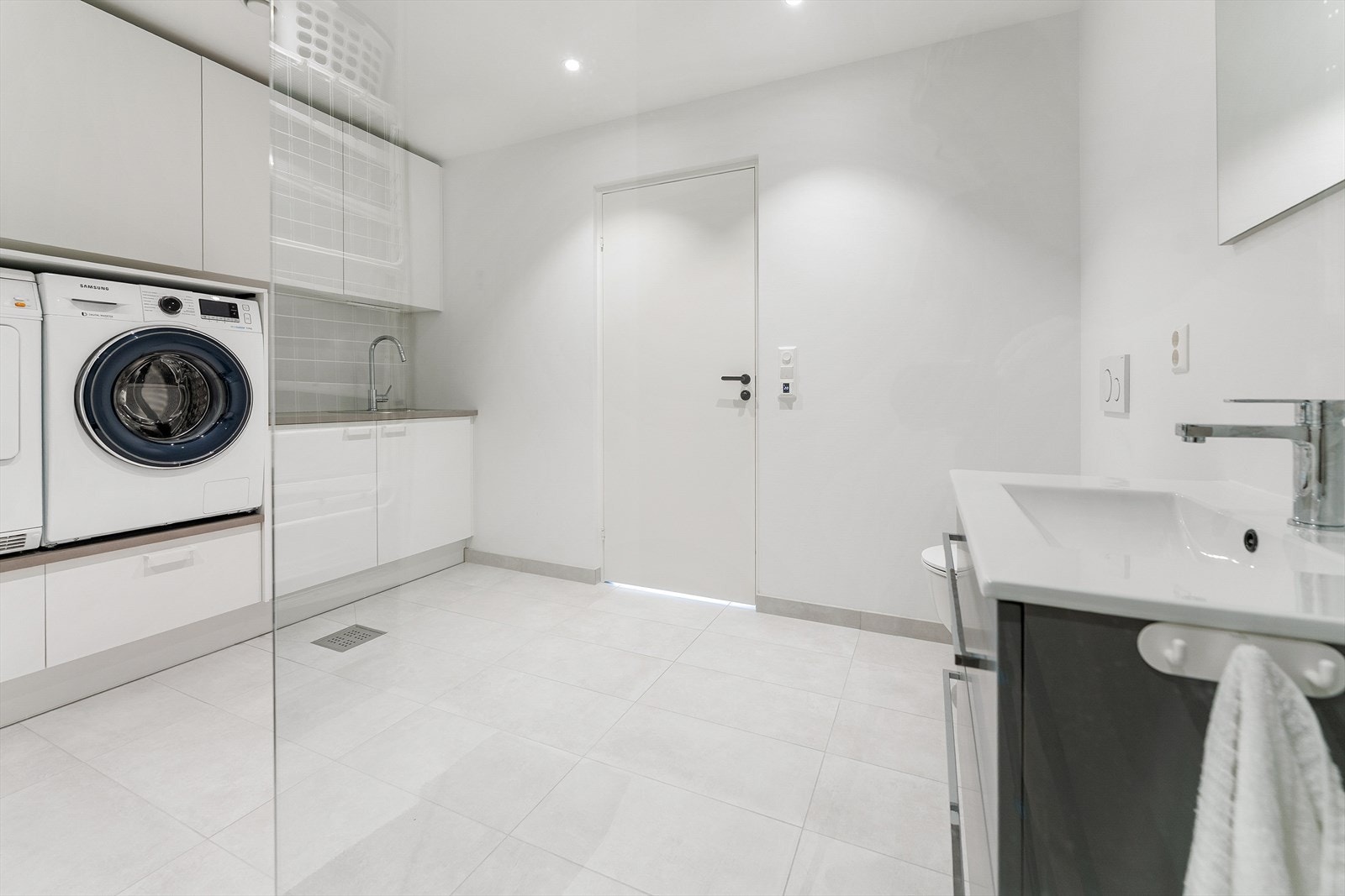 Kombinert vaskerom og baderom Galleribilde