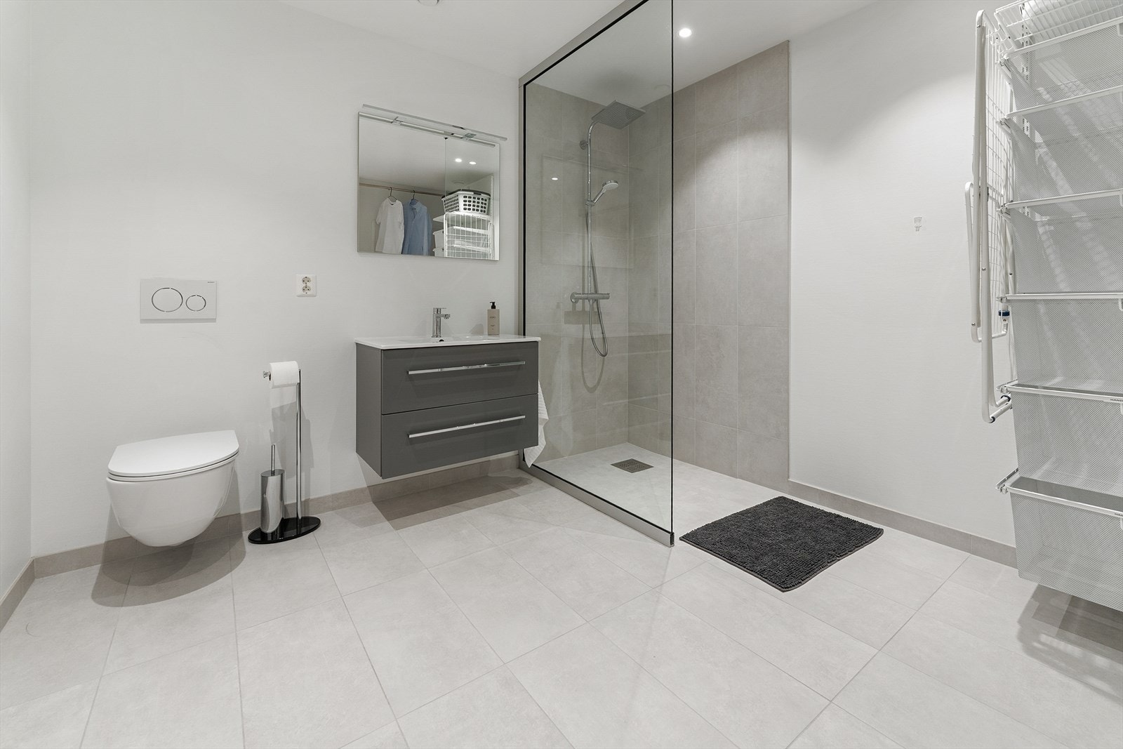 Lyst og romslig baderom med dusjhjørne Galleribilde