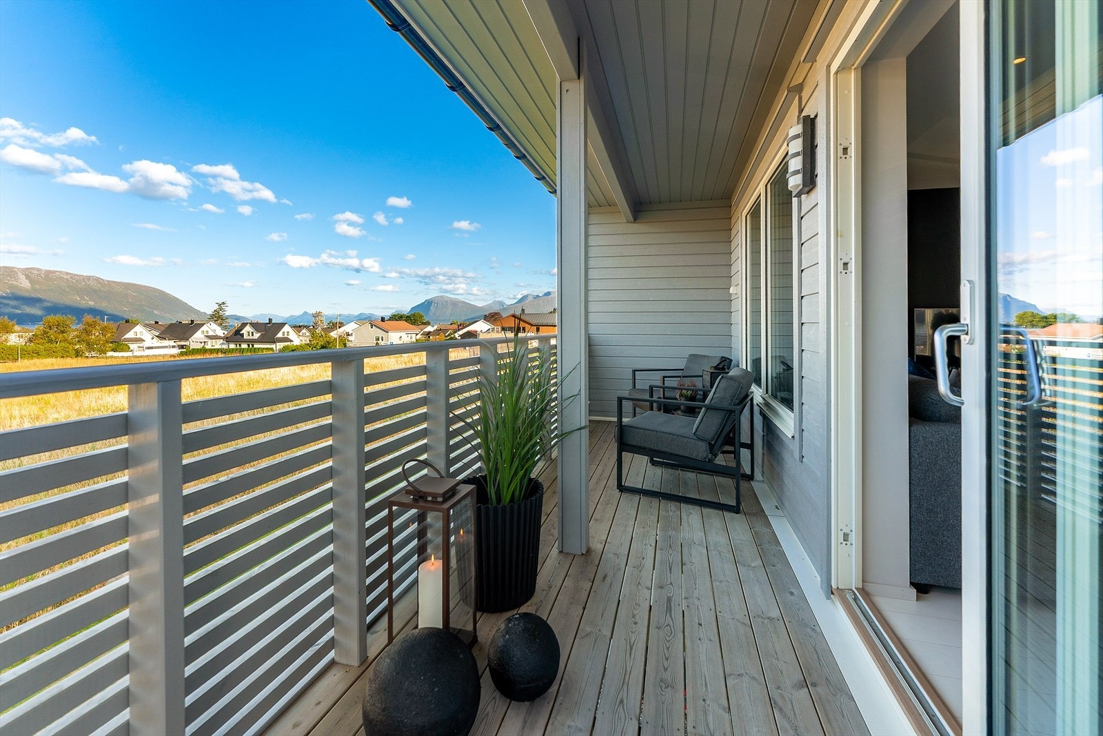 Overbygd del av veranda med utgang frå stue Galleribilde