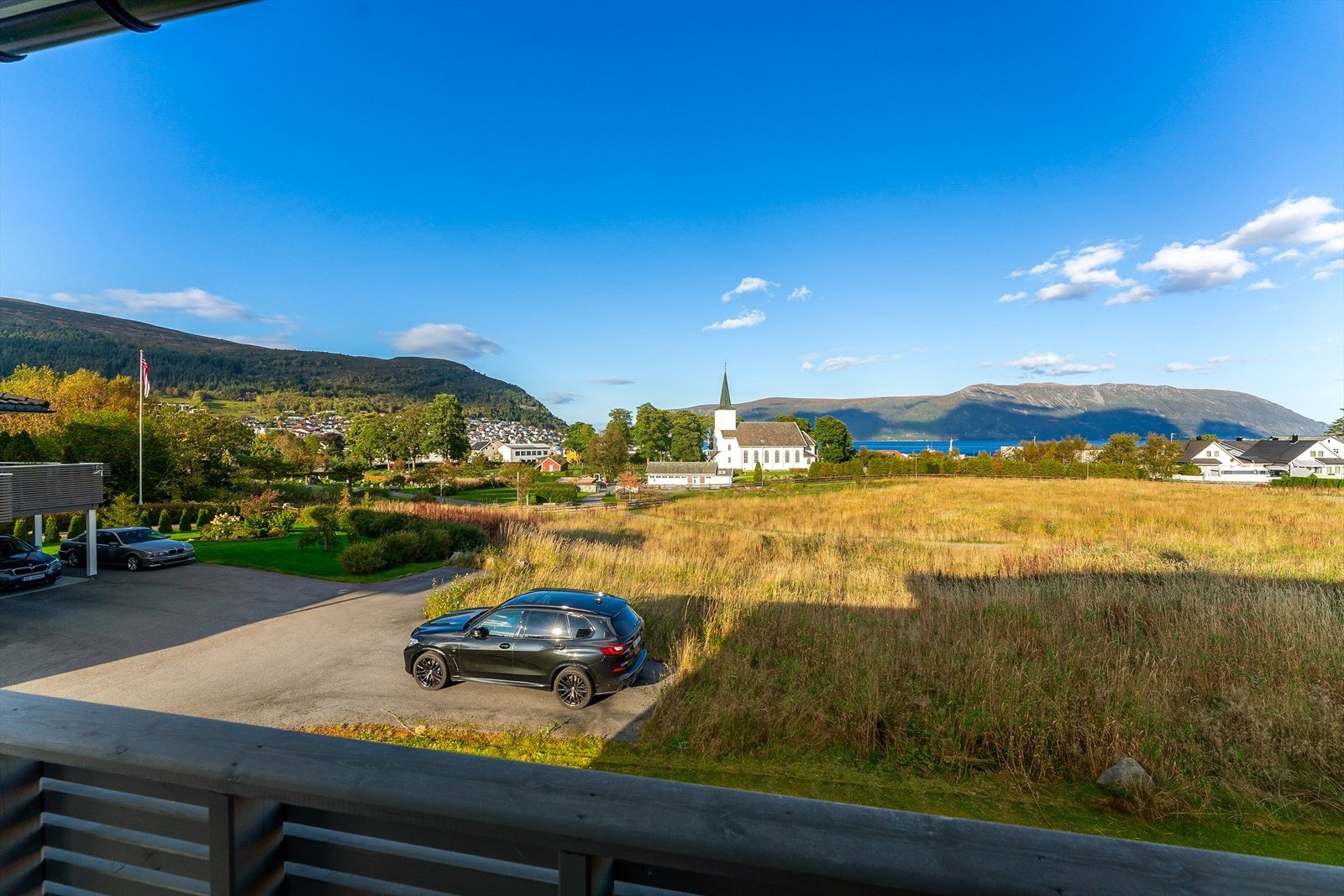 Fri og fin utsikt mot fjorden Galleribilde