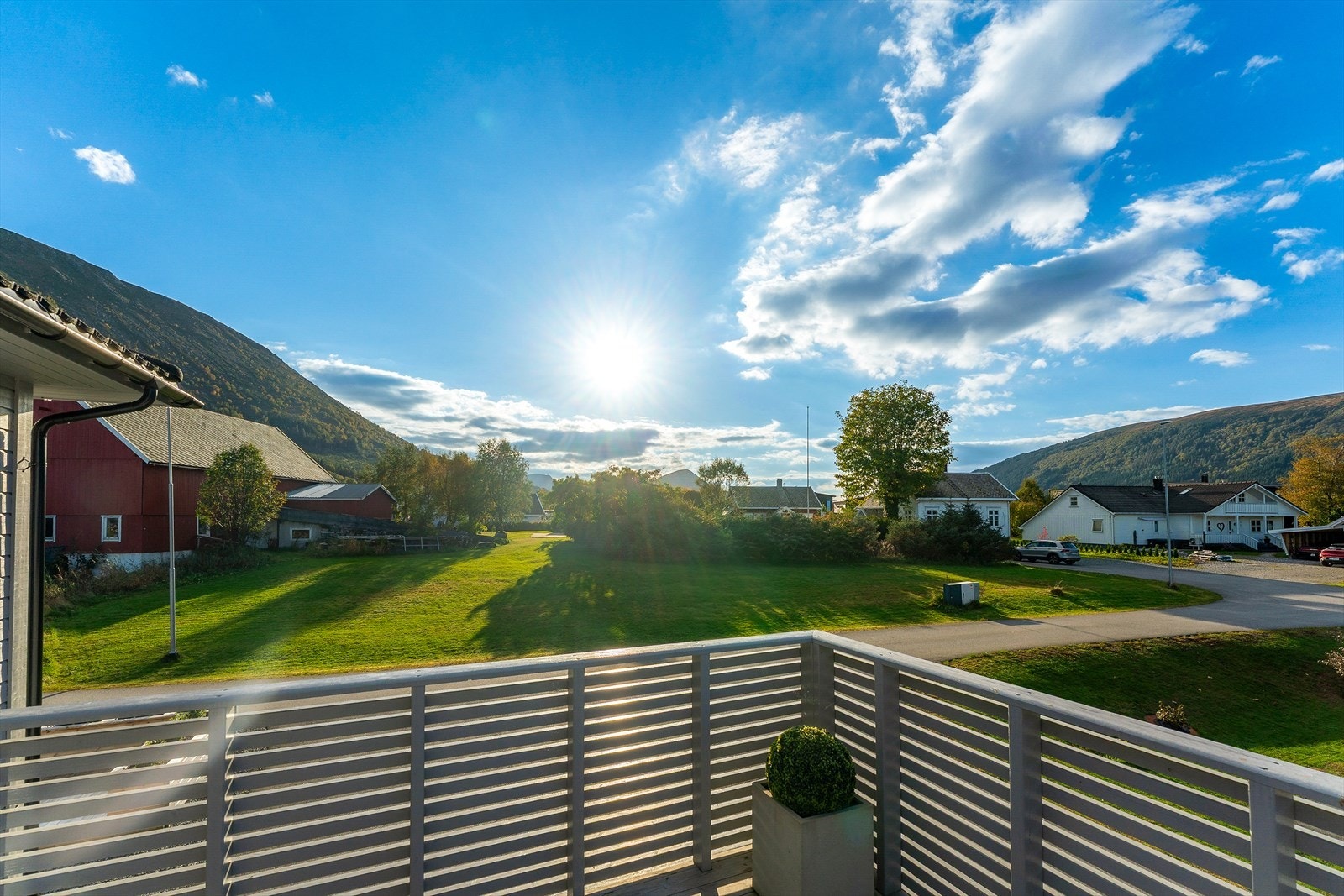 Fine solforhold frå terrasse Galleribilde