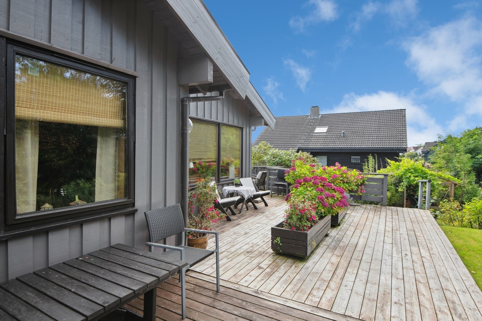 Terrassen er romslig med god plass til utemøbler og planter. Galleribilde