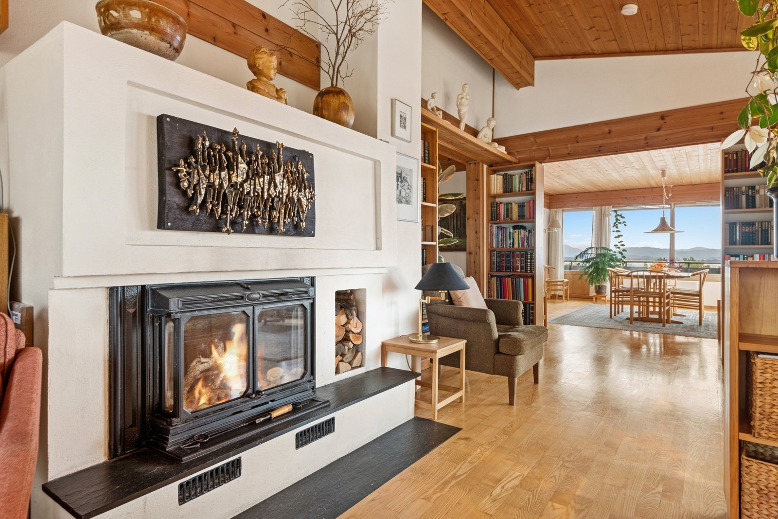 Flott peisovn i stuen bidrar med jevn varme og atmosfære i stuen. Galleribilde