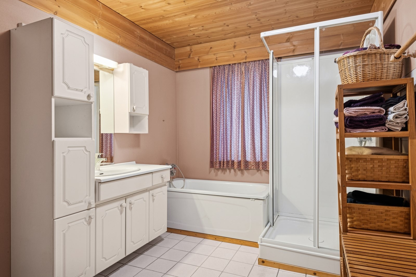 Baderommet i første etasje har gulvfliser med varmekabler og er innredet med vask og dusjkabinett. Galleribilde