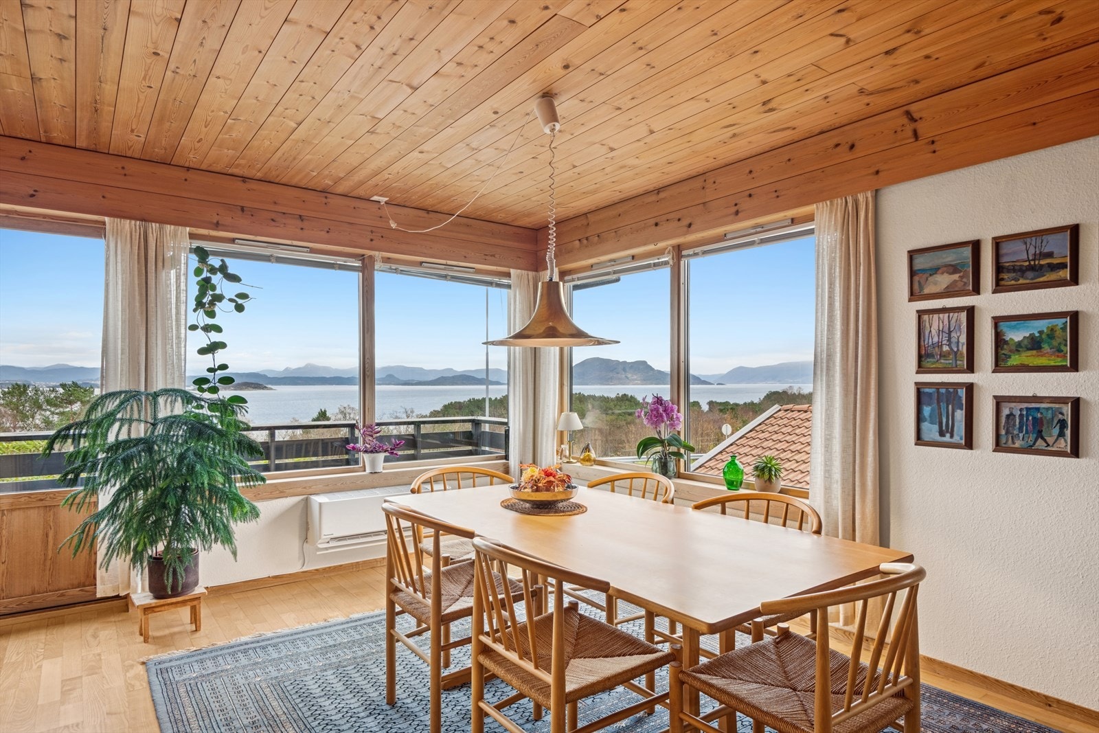 Spiseplassen er plassert ved de store vinduene med den flotte utsikten. Galleribilde