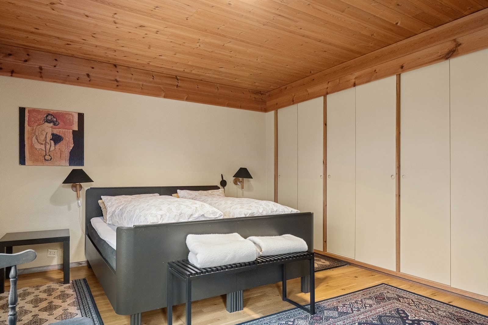 Stort garderobeskap gir god oppbevaringsplass. Galleribilde