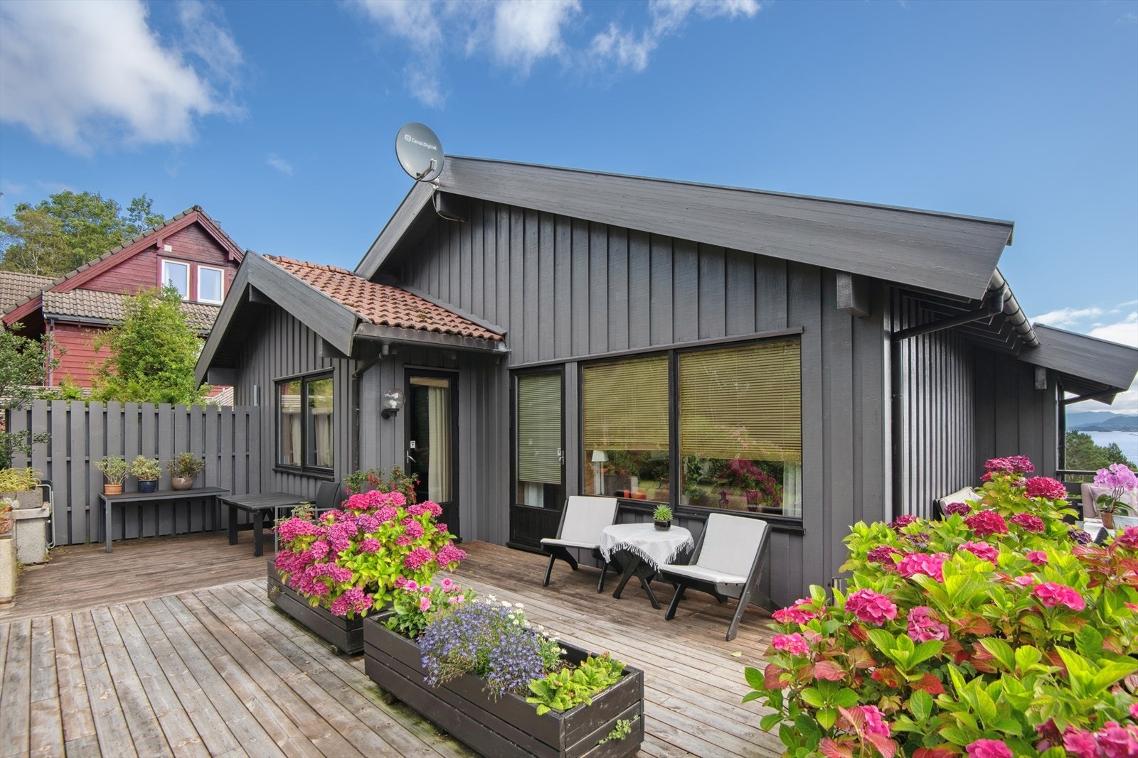 Terrassen har direkte tilgang fra stuen Galleribilde