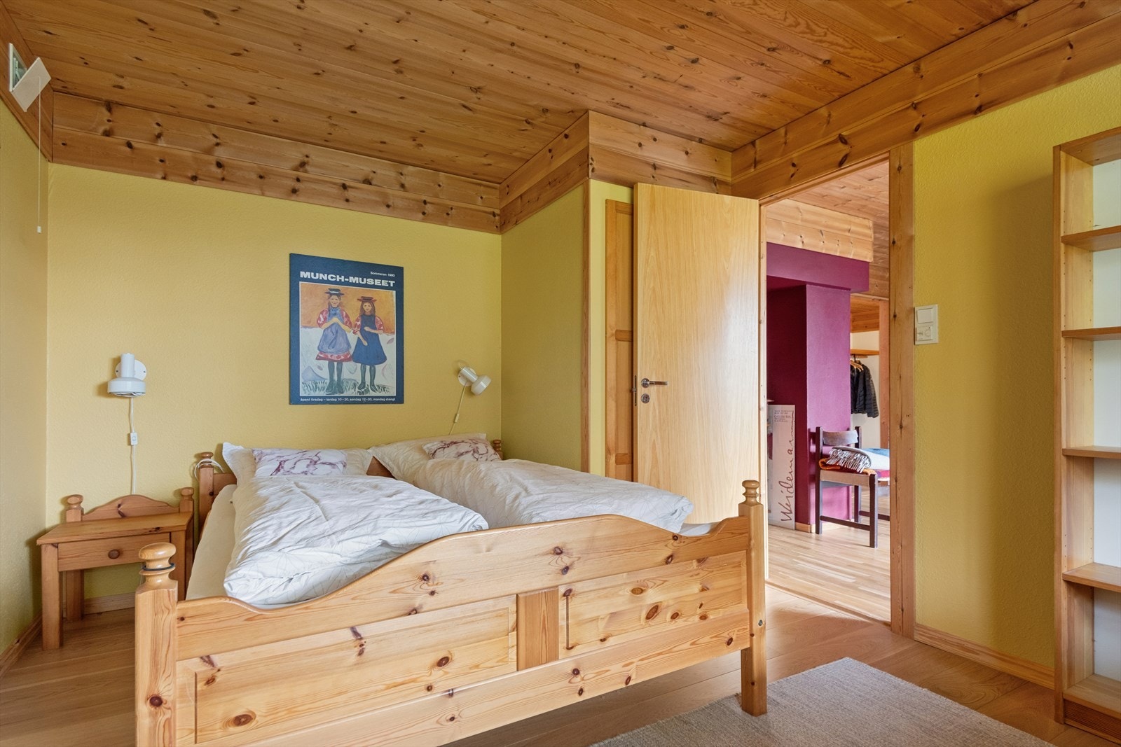 I underetasjen er det tre romslige soverom. Alle med plass til dobbeltsenger og tilhørende møbler. Galleribilde