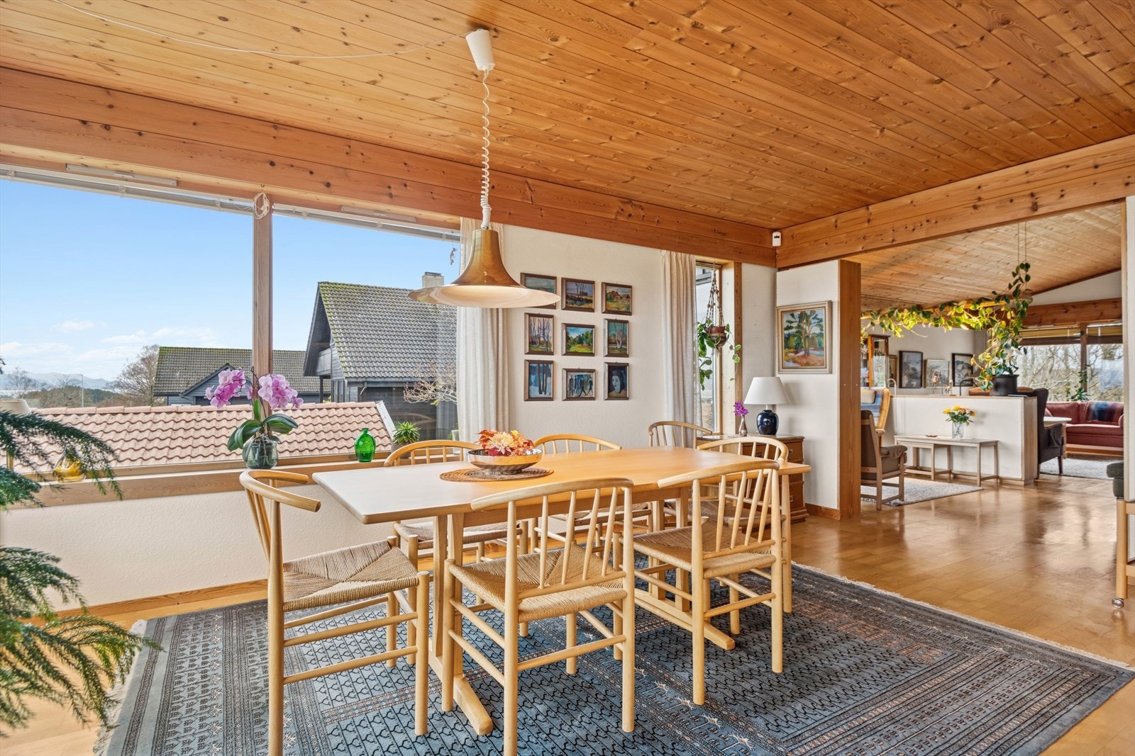 Åpen løsning gir enkel tilgang mellom kjøkken og spiseområde. Galleribilde