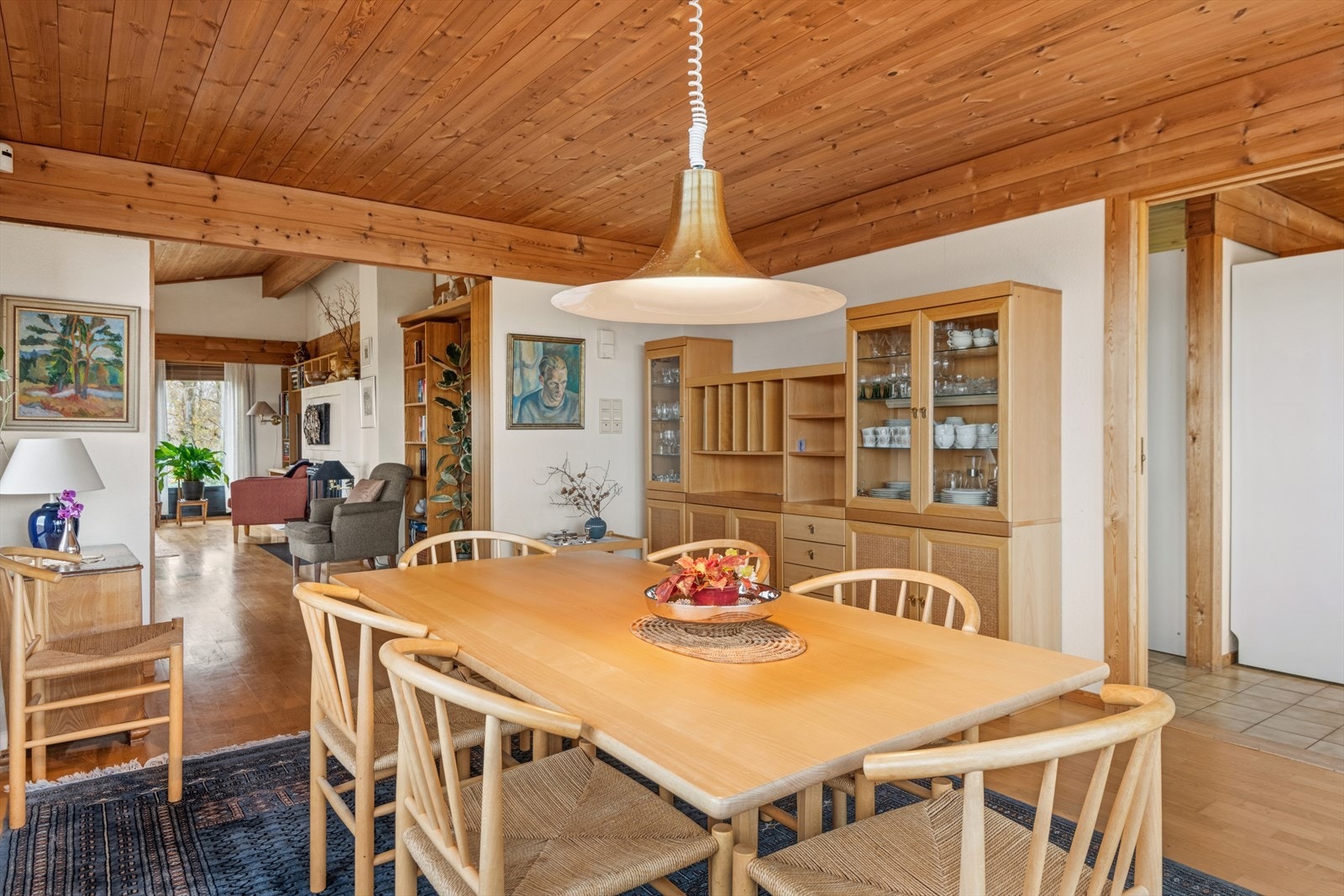 Her er god plass til mange rundt bordet både til hverdags og fest. Galleribilde