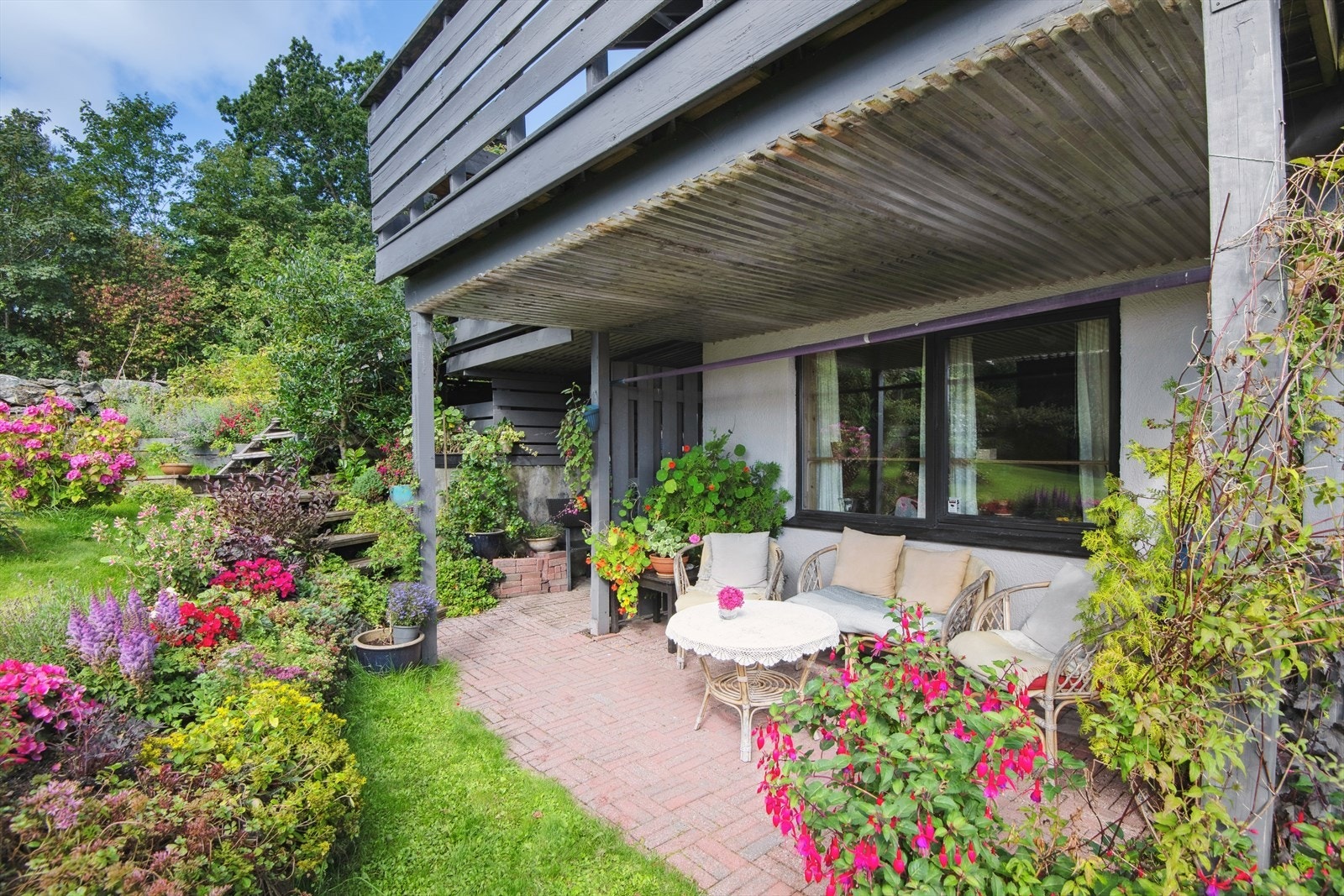 Skjermet uteplass under altan. Galleribilde