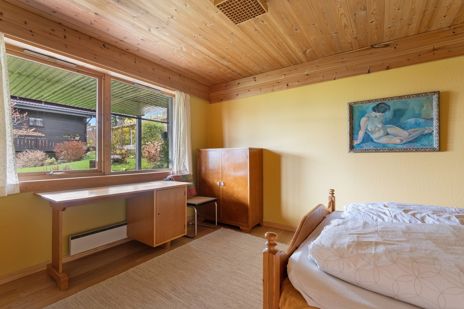 Store vinduer gir utsikt mot hageområdet. Galleribilde