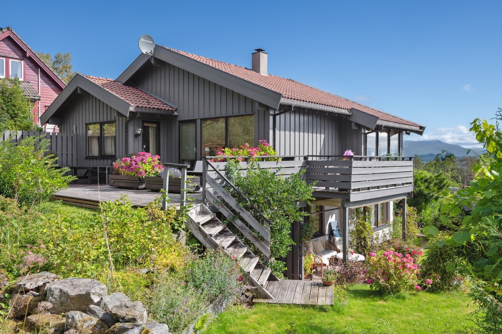 Hagen er meget pent opparbeidet med flott beplantning. Galleribilde