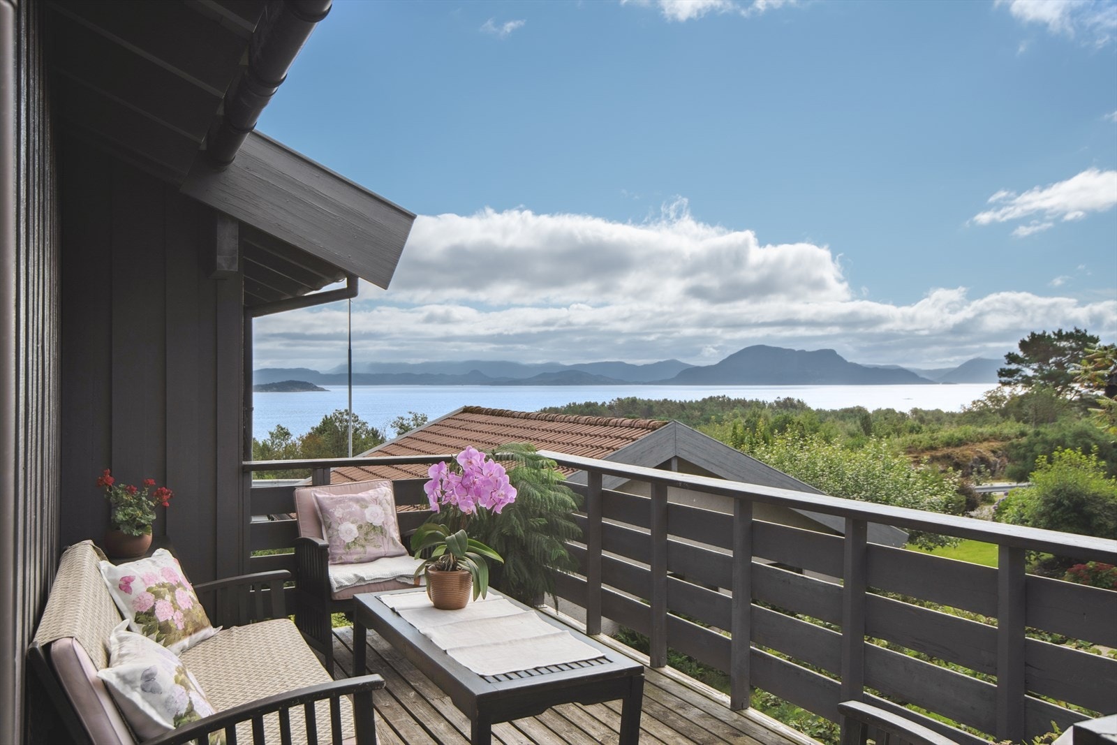 Herlig uteplass med vakker utsikt Galleribilde