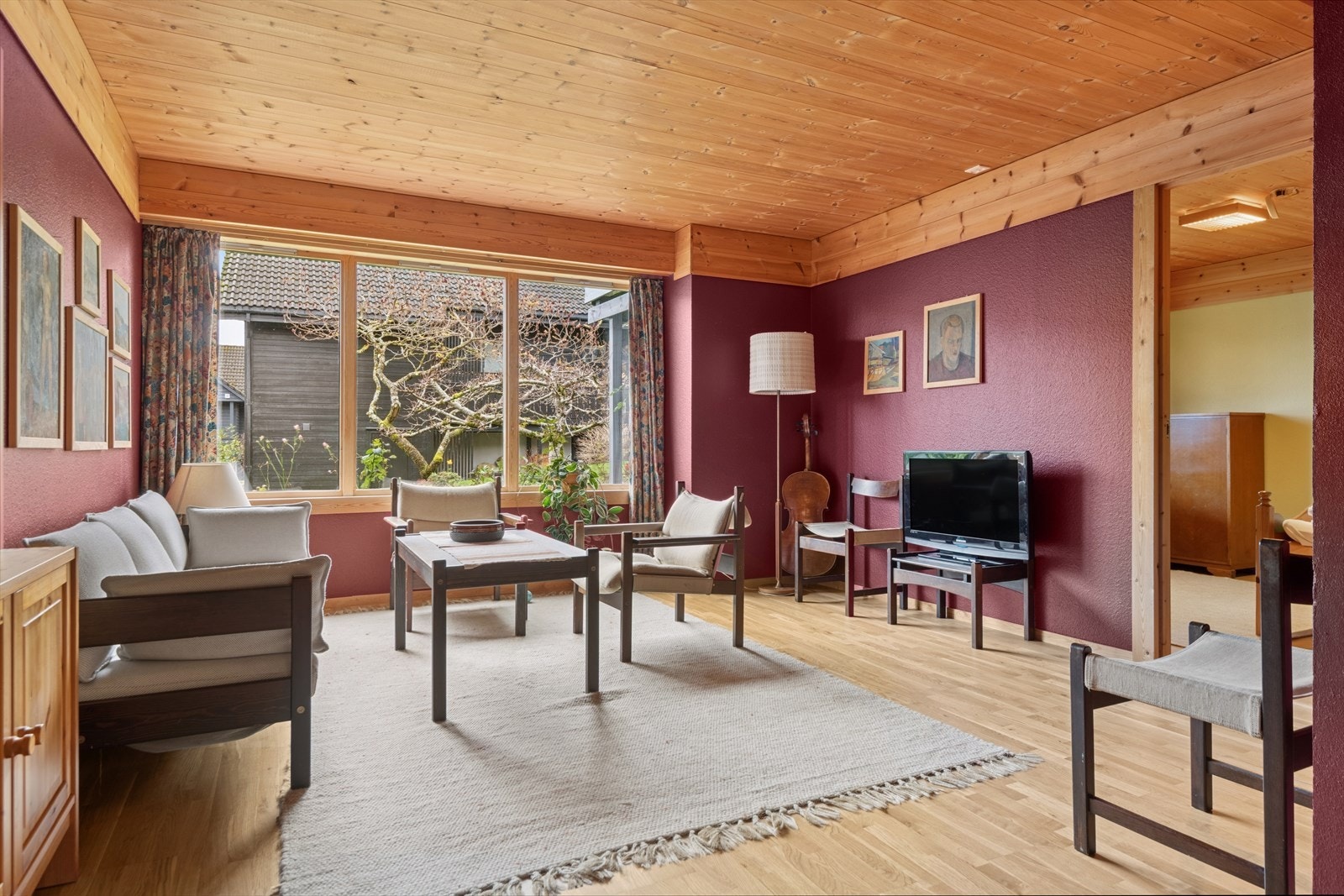 Kjellerstue med god plass til spill og lek. Galleribilde