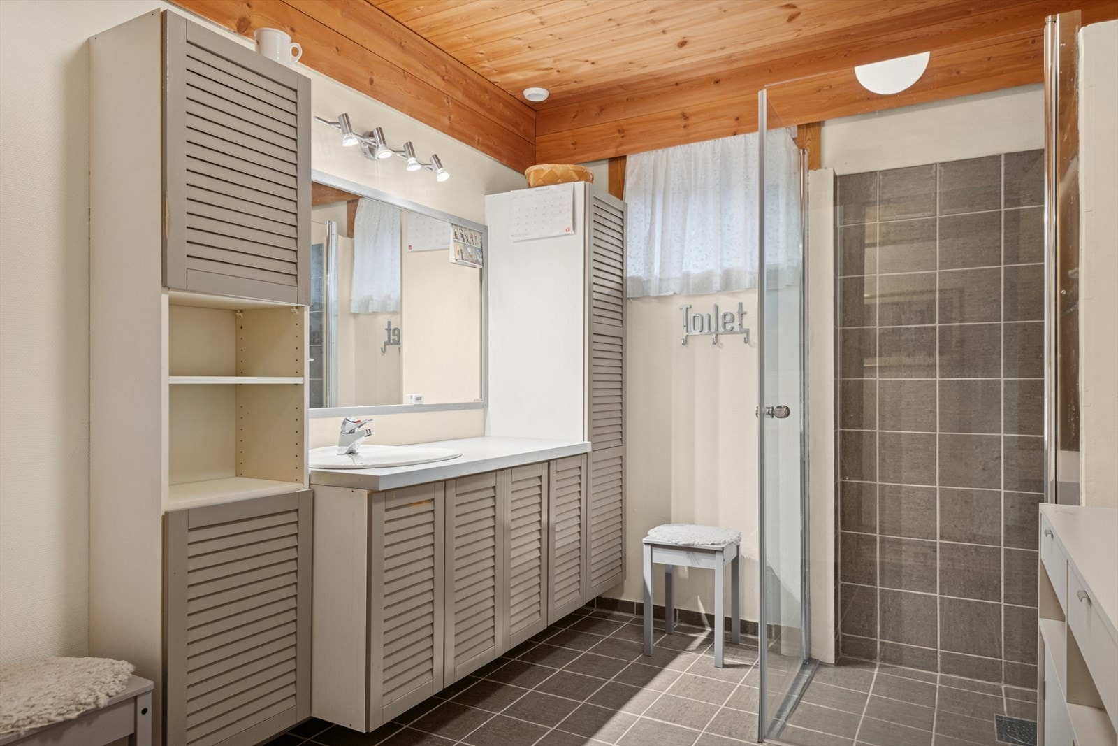 Baderommet i underetasjen har flislagte gulv med elektriske varmekabler. Galleribilde