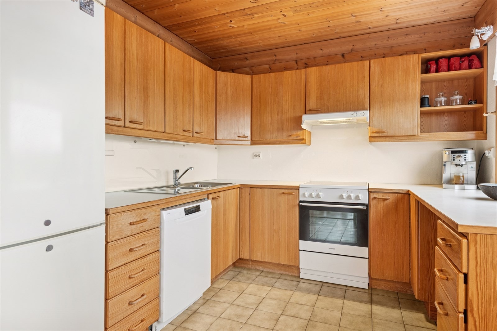 Kjøkkenet har innredning med glatte fronter og benkeplate av laminat. Galleribilde