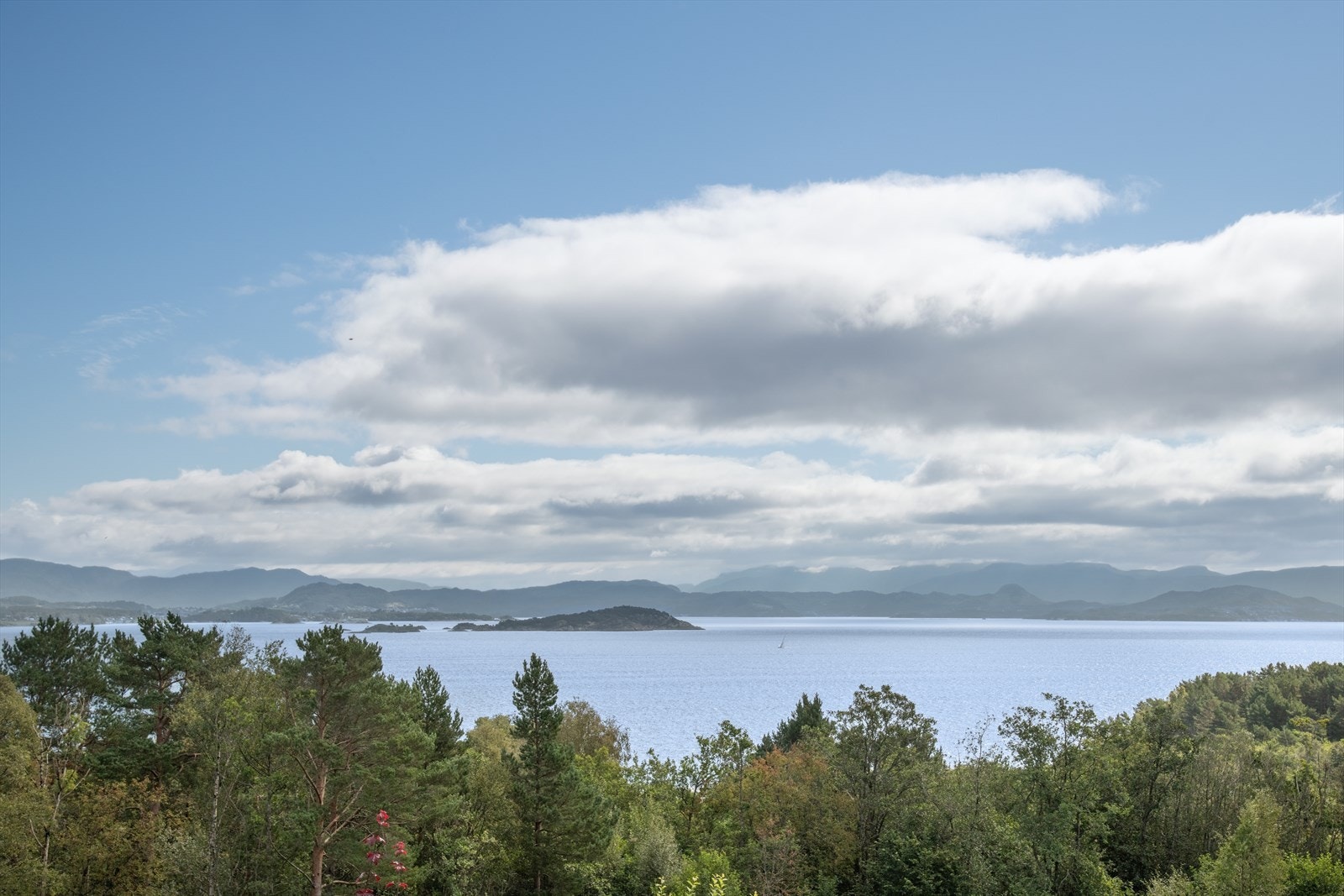 Flott utsikt fra eiendommen mot fjorden og omkringliggende fjell. Galleribilde