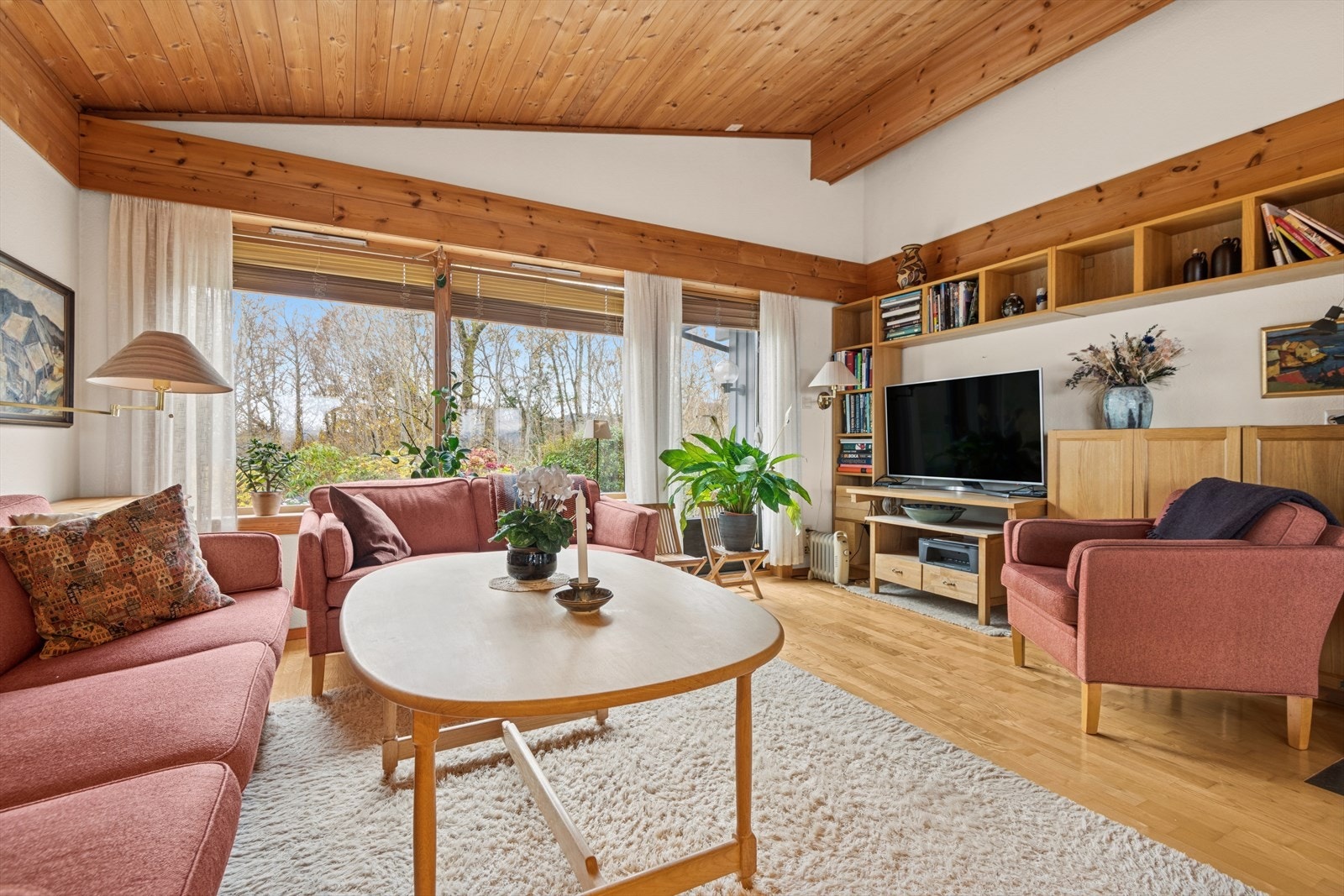 Rikelig med naturlig lys fra vinduene skaper et lyst innemiljø. Galleribilde