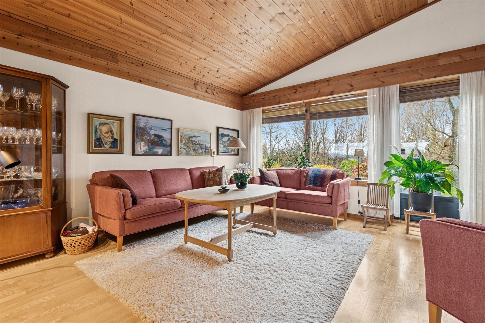 Høy takhimling og store vindusflater gir rikelig med lys inn. Galleribilde