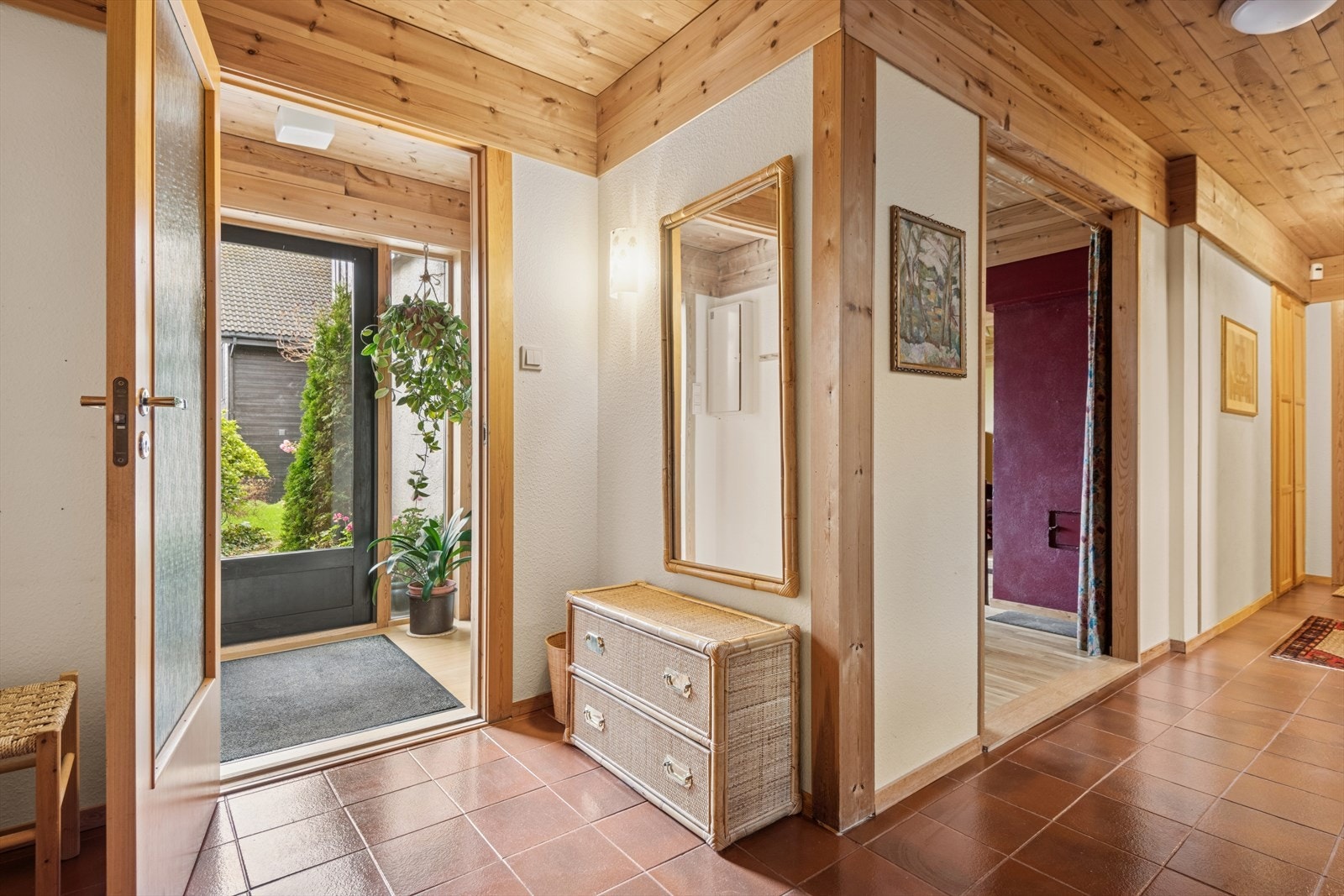 Direkte utgang til uteområdet gir enkel tilgang til hagen. Galleribilde