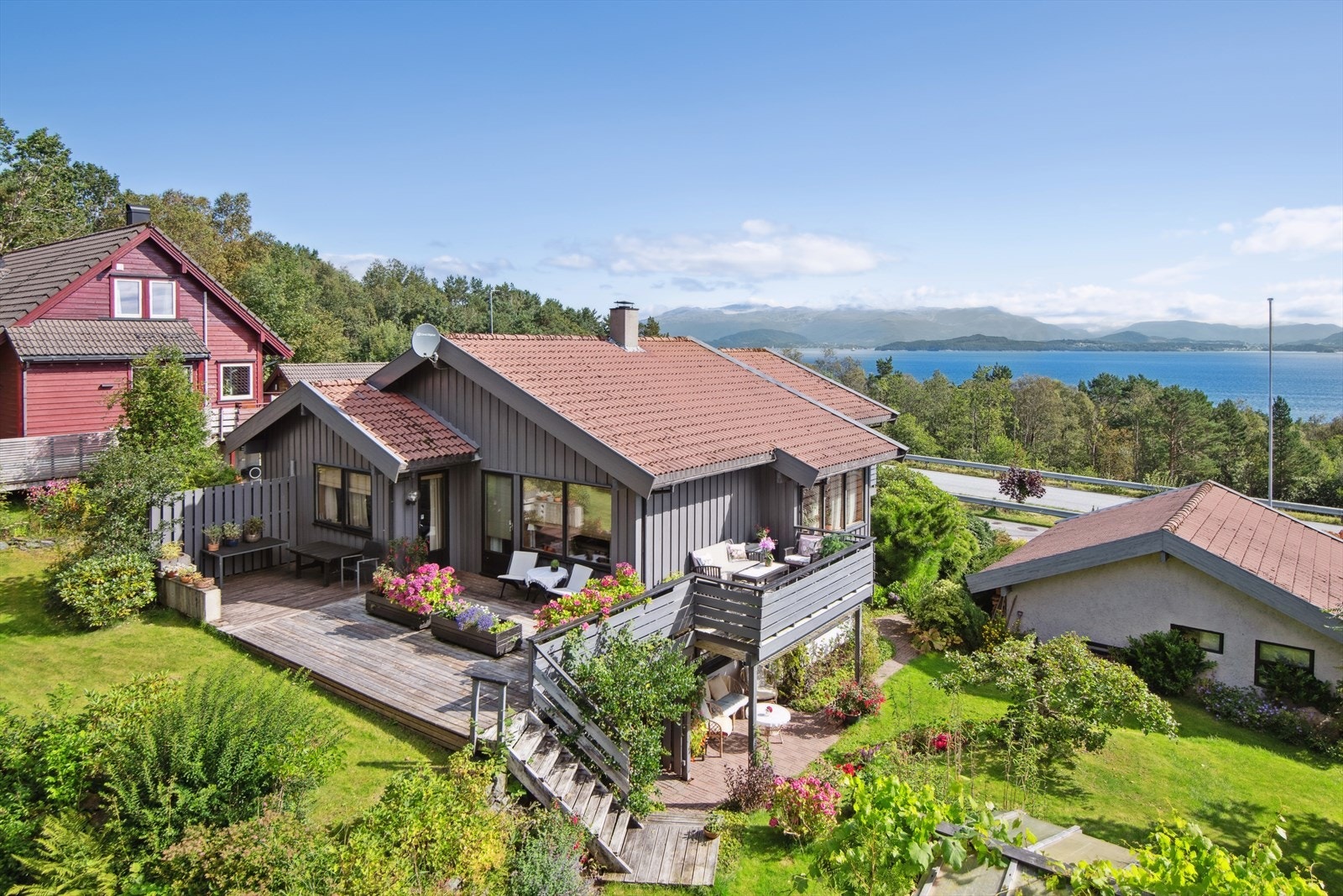 Terrasse med utsikt over fjorden gir en flott ramme for avslapning. Galleribilde
