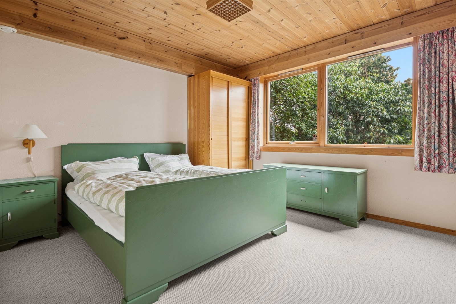 Store vinduer gir rikelig med naturlig lys og utsikt mot hageområdet. Galleribilde