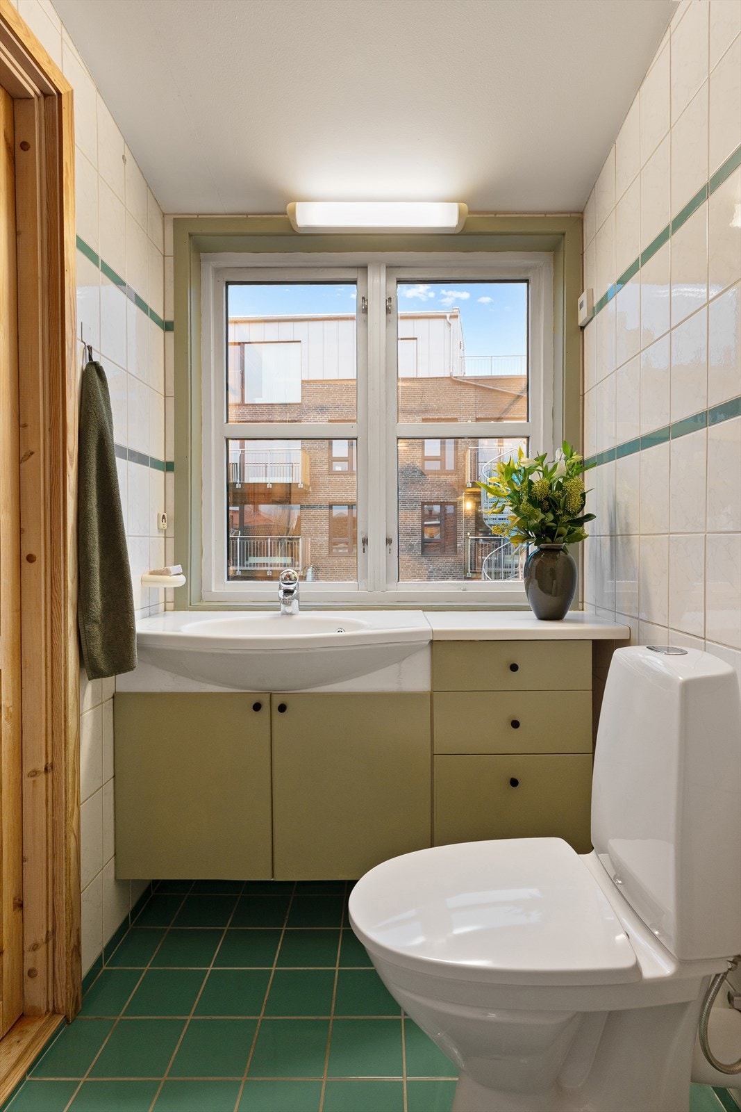 Bad med malte himlingsplater og flislagte vegger. Galleribilde