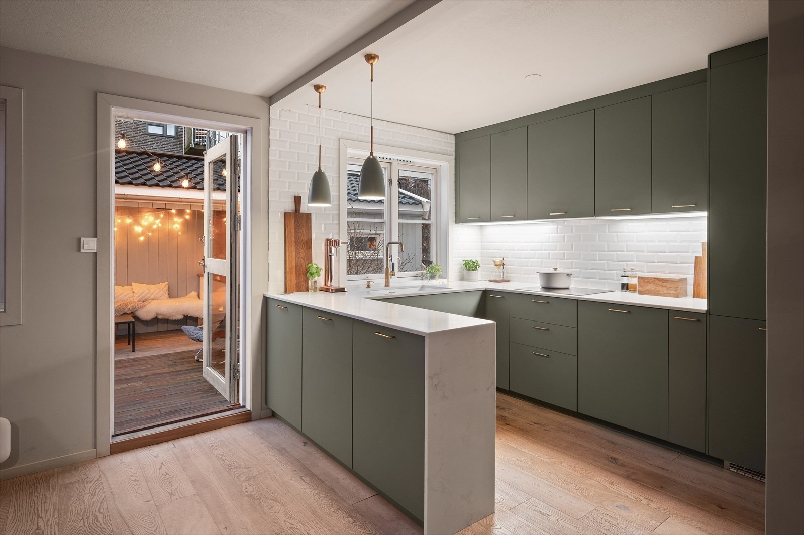 Fra kjøkken og spisestue er det direkte utgang til en romslig terrasse på ca. 23 kvm Galleribilde