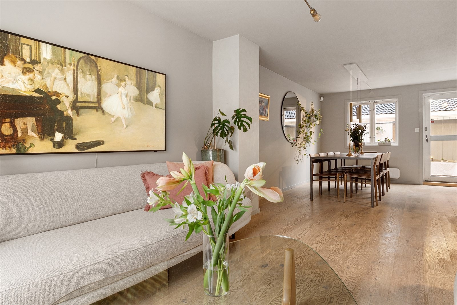 Stuen har en fleksibel planløsning med naturlig inndeling i både sofaseksjon og romslig spiseplass med god plass til gjester Galleribilde