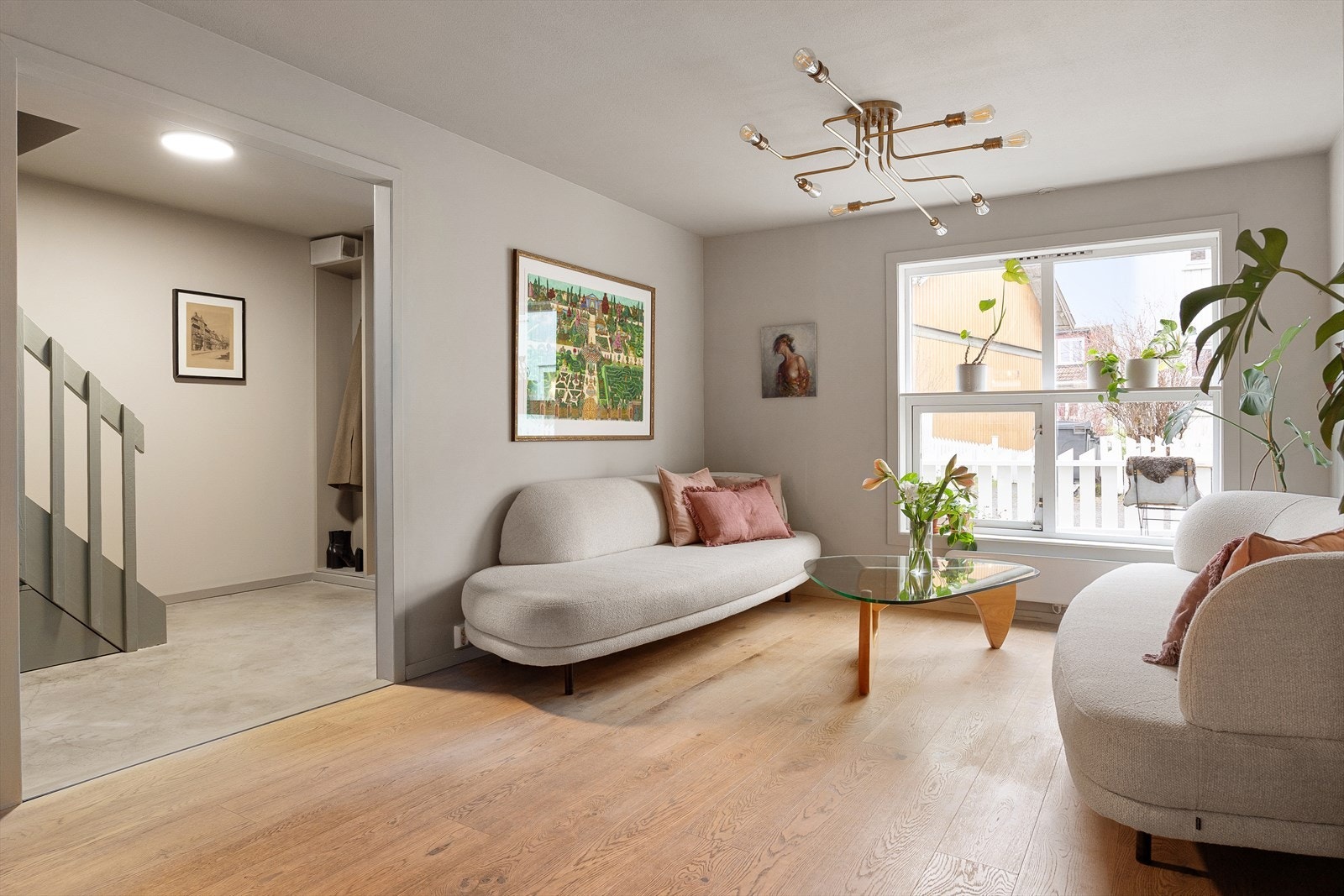 Alle vegger er oppgradert med nye gipsplater og malt i lyse, tidløse fargetoner Galleribilde