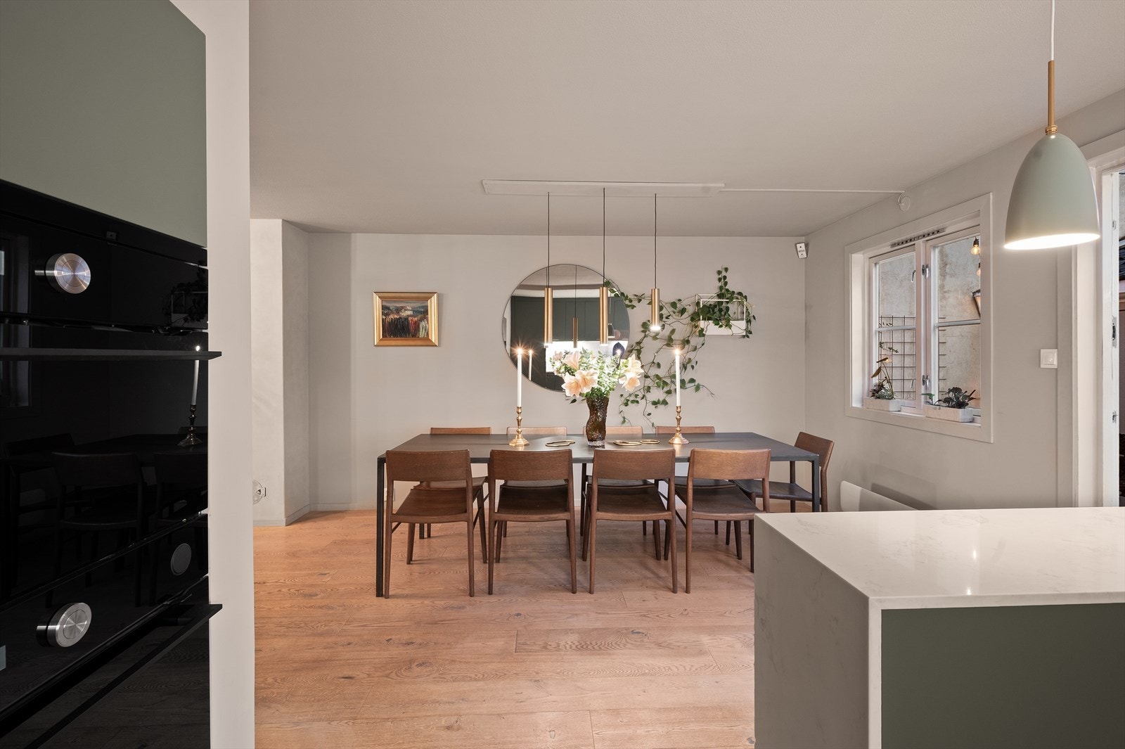 Videre er det godt utstyrt med induksjonstopp samt integrert kjøle- og fryseskap Galleribilde